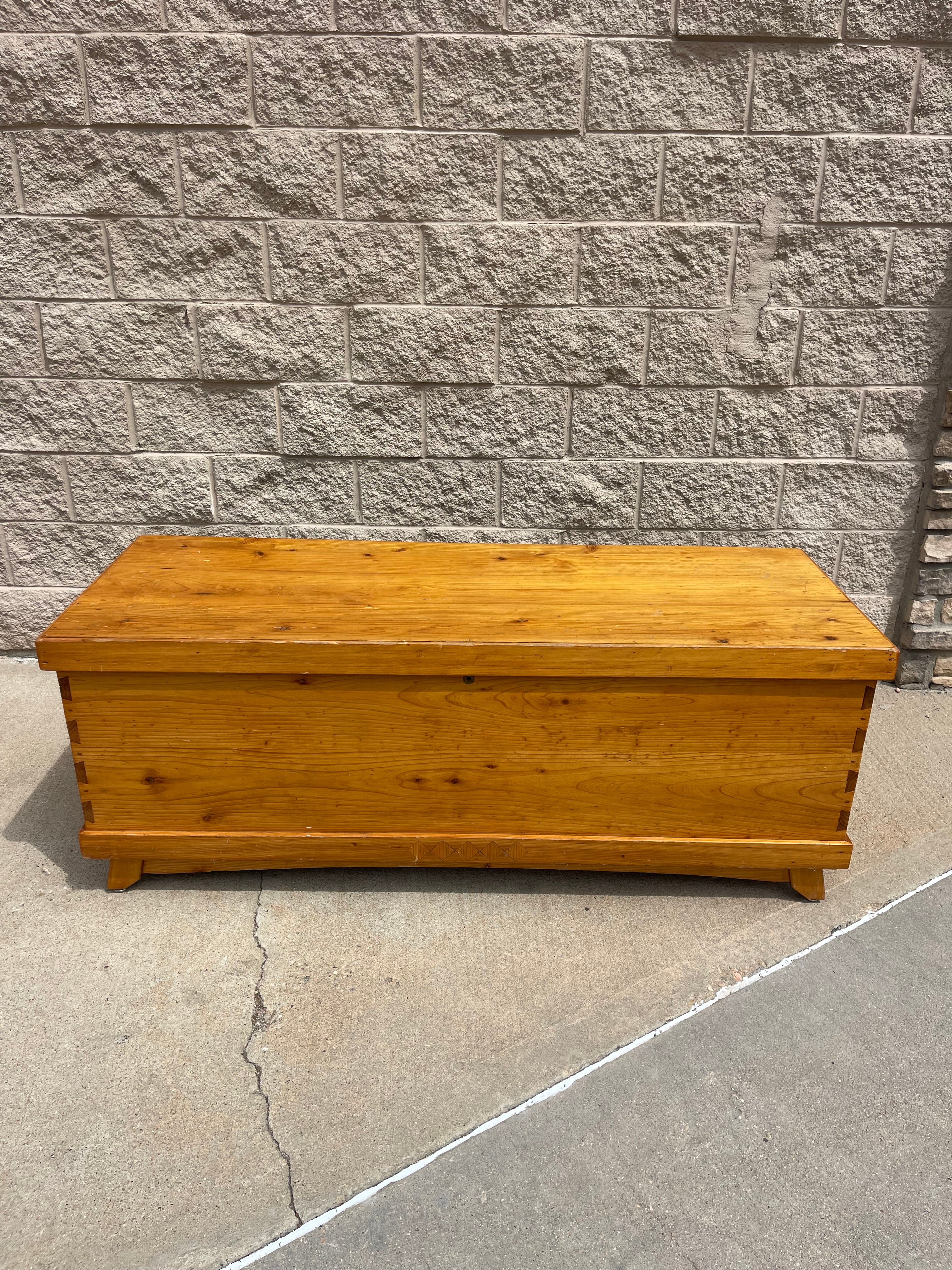 Vintage Solid Wood Blanket Chest – Timeless Storage Piece