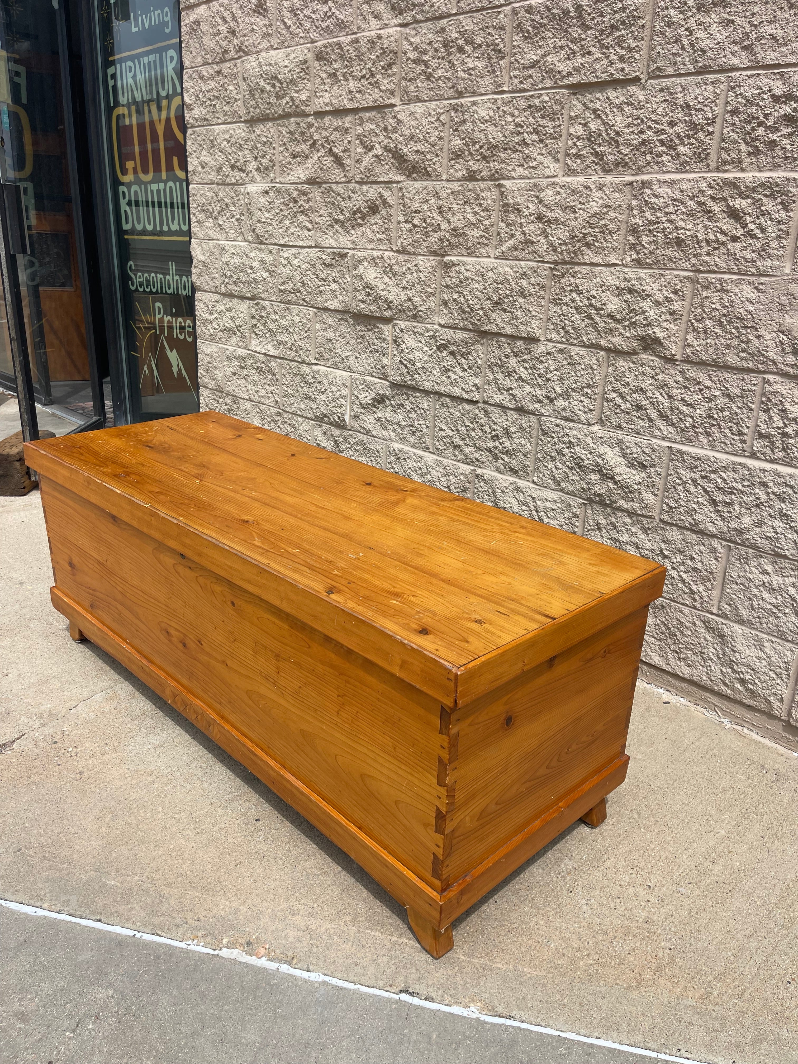 Vintage Solid Wood Blanket Chest – Timeless Storage Piece