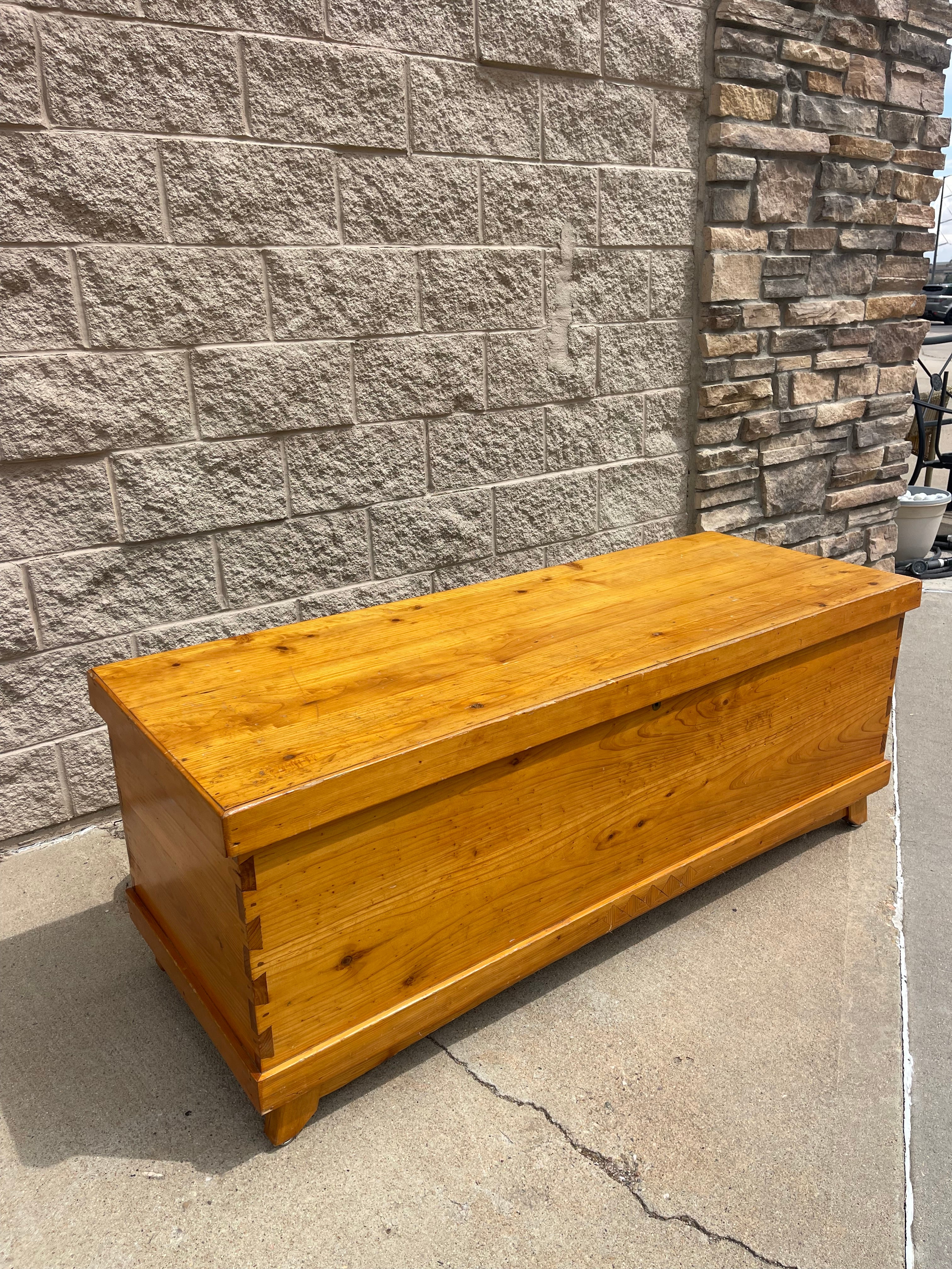 Vintage Solid Wood Blanket Chest – Timeless Storage Piece