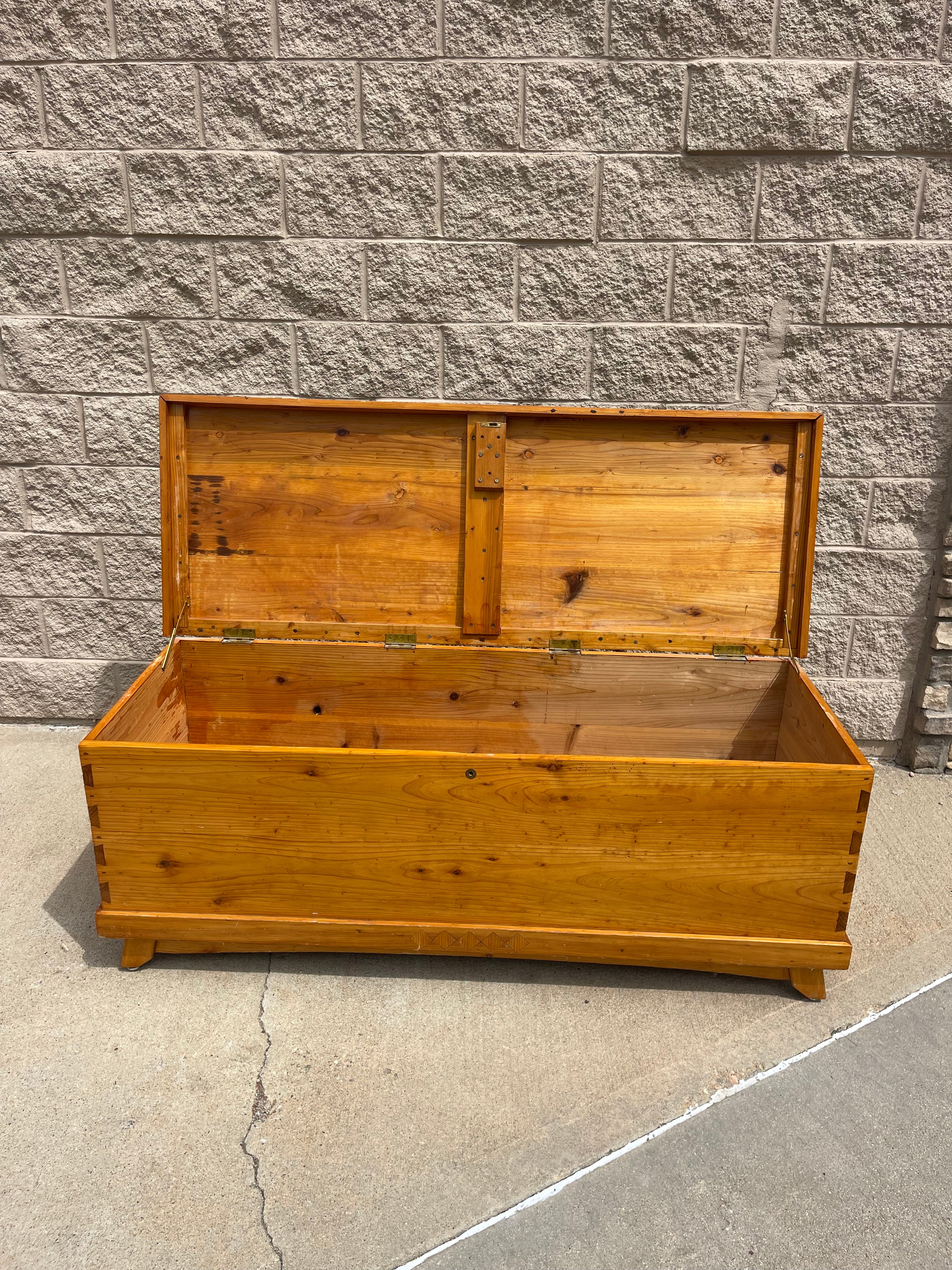 Vintage Solid Wood Blanket Chest – Timeless Storage Piece