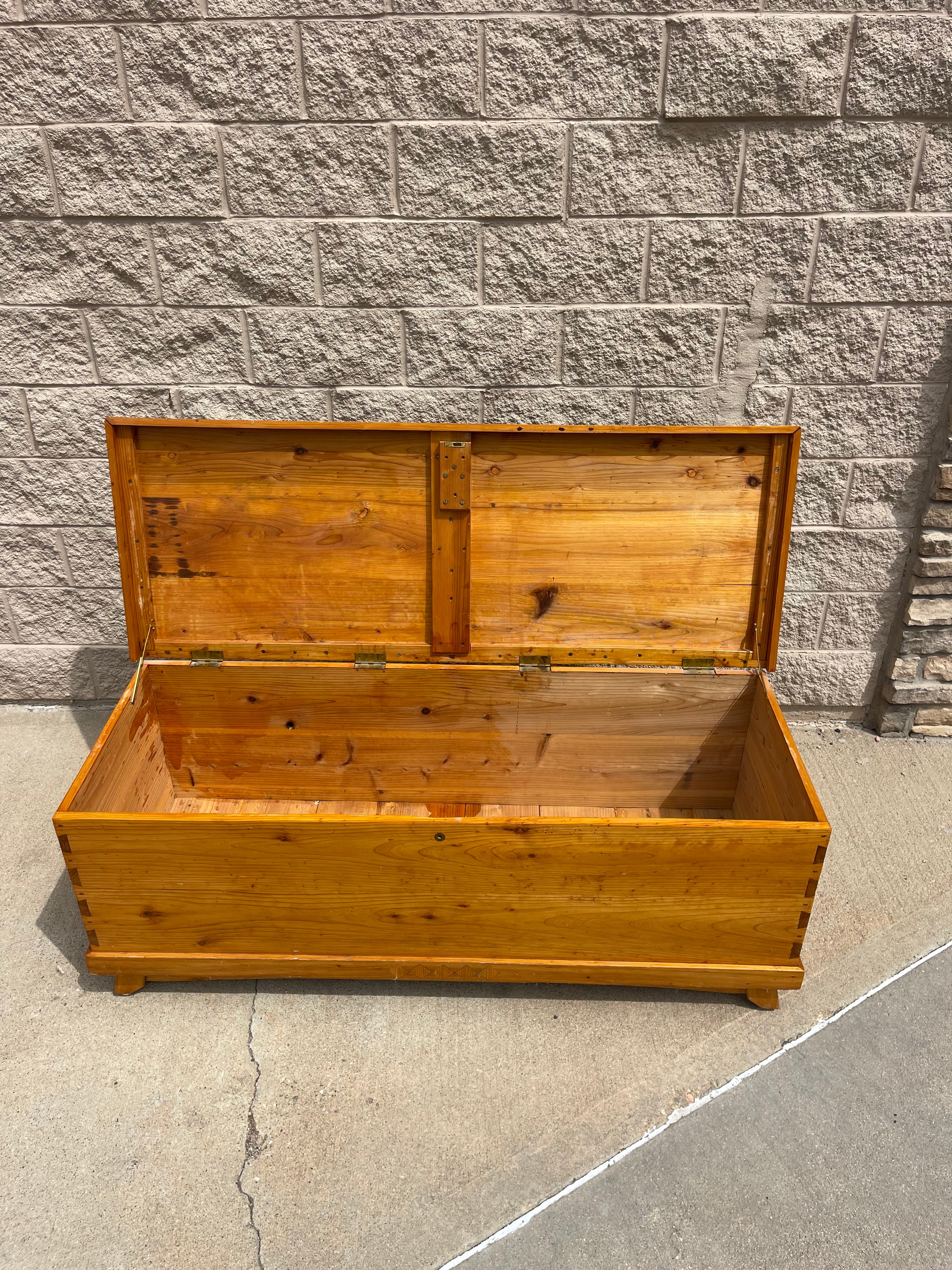 Vintage Solid Wood Blanket Chest – Timeless Storage Piece