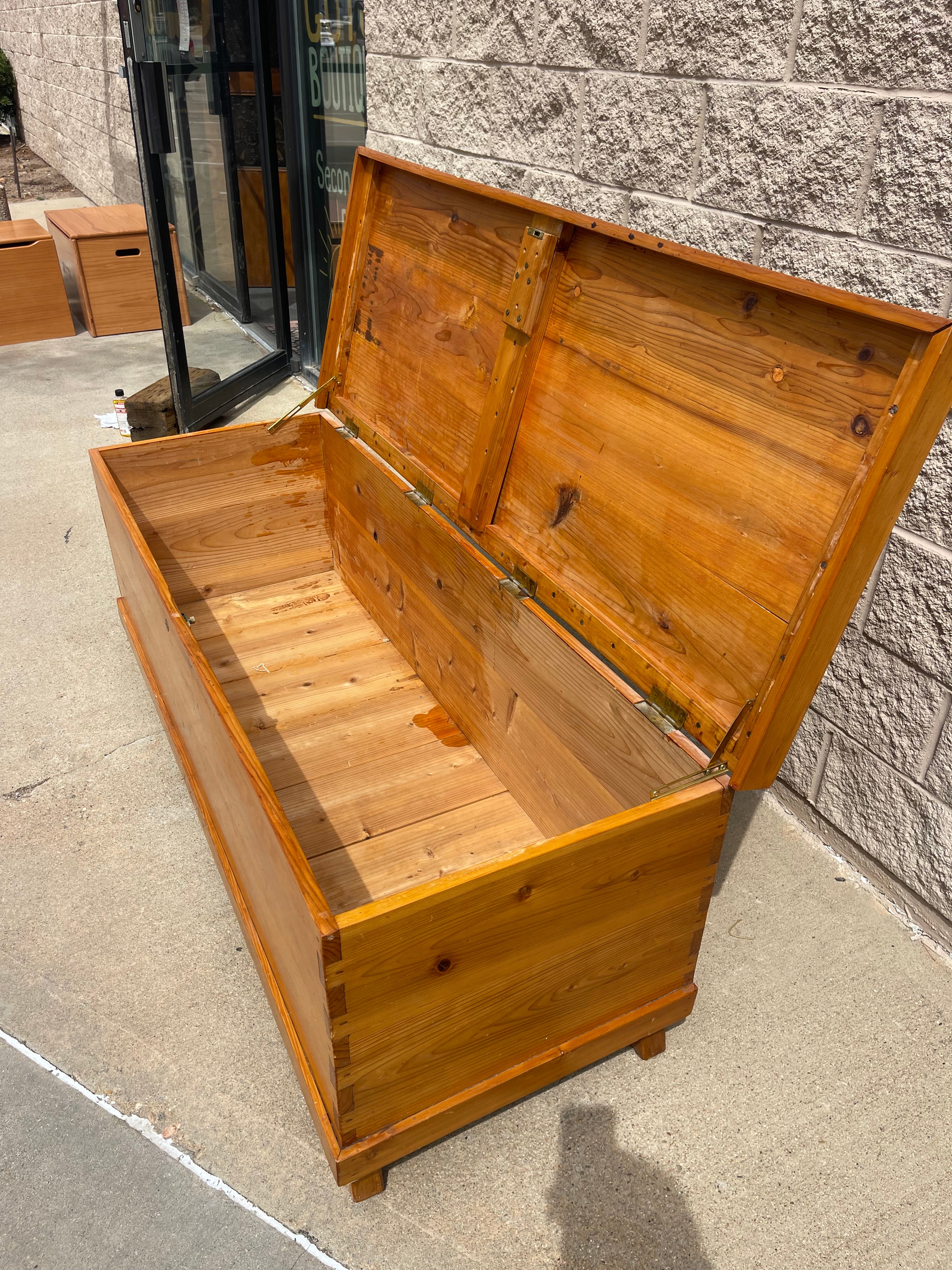 Vintage Solid Wood Blanket Chest – Timeless Storage Piece