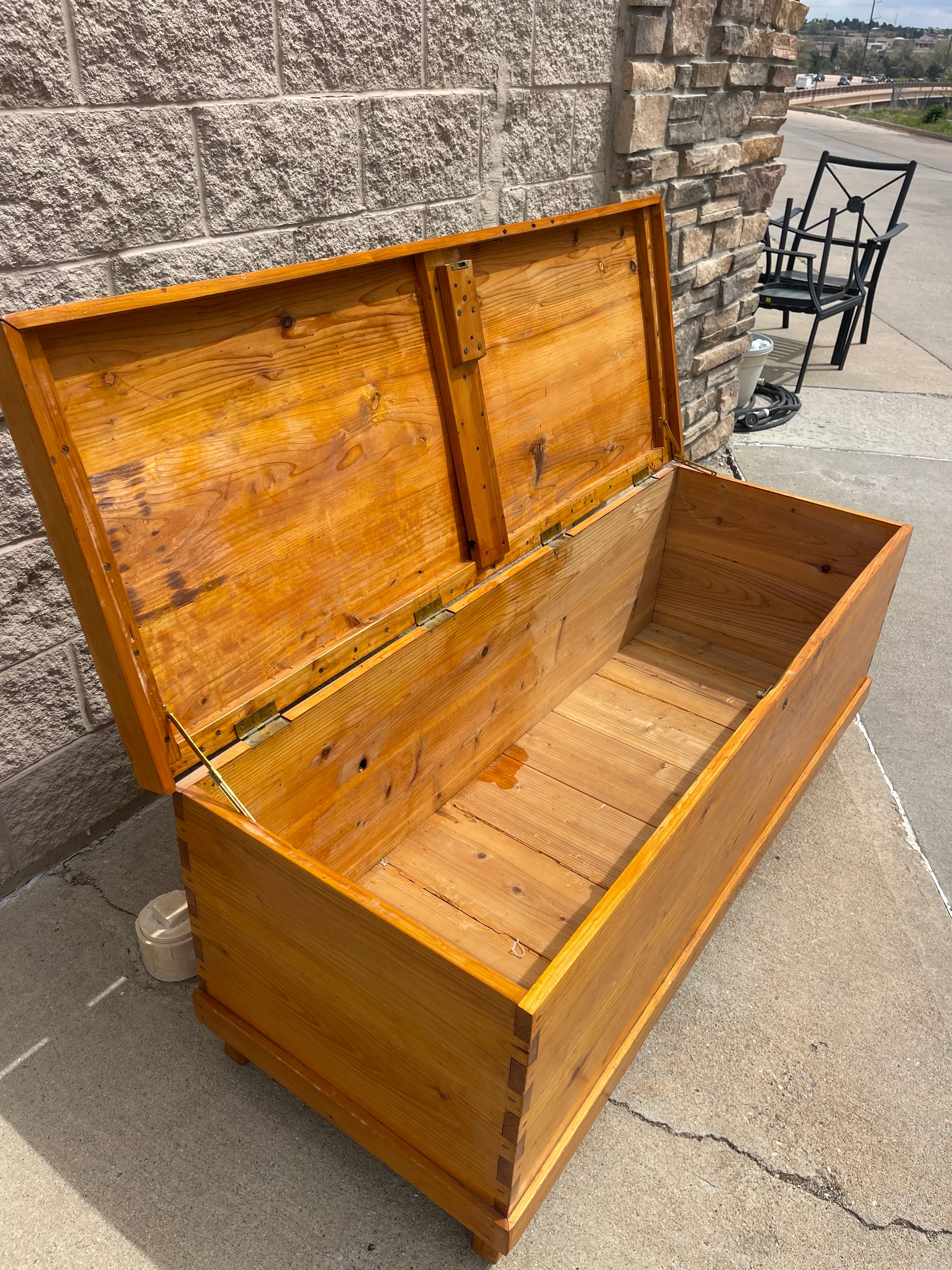 Vintage Solid Wood Blanket Chest – Timeless Storage Piece