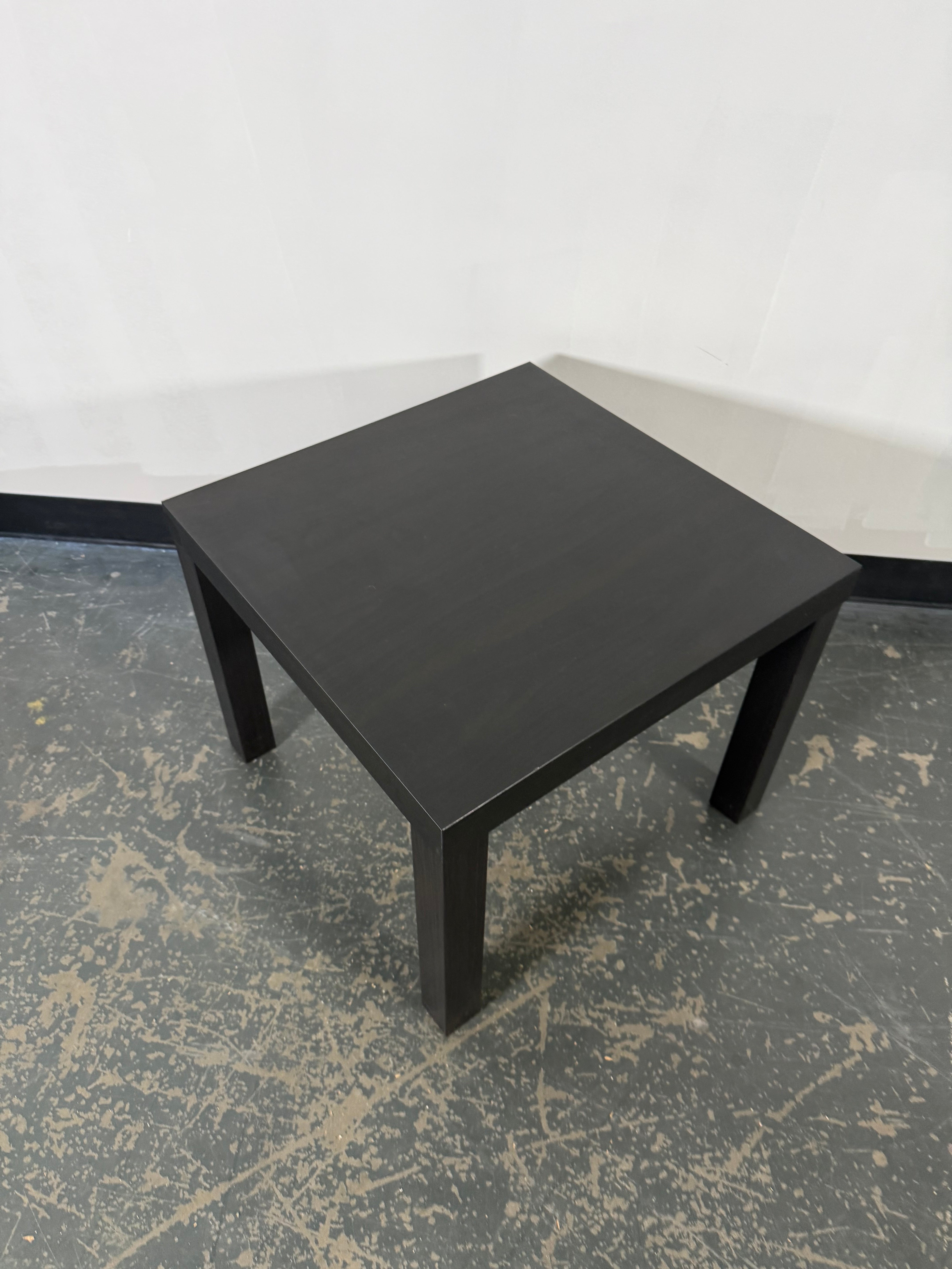 Modern Black End Table – Clean &amp; Versatile