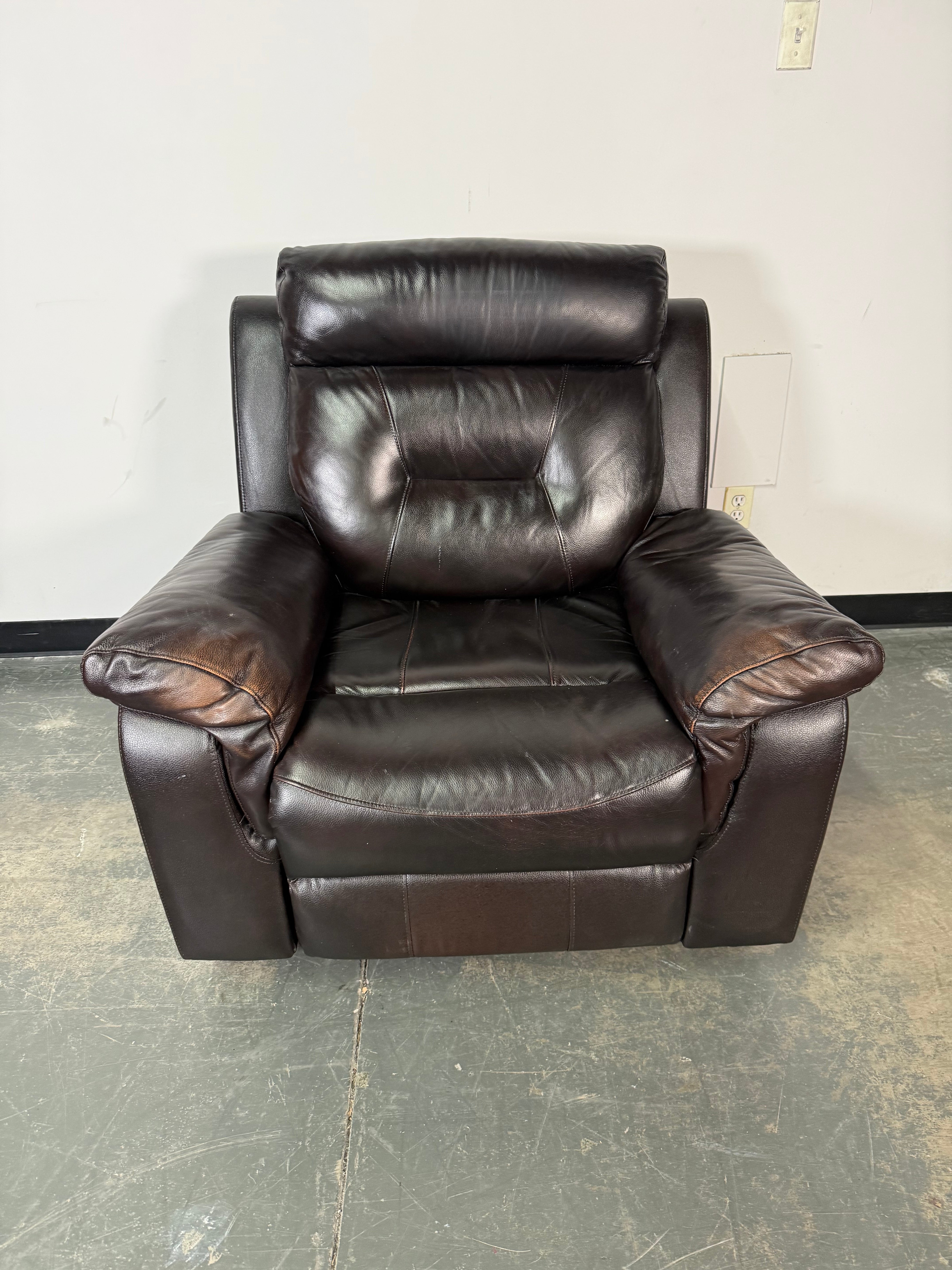 Rich Dark Brown Leather Recliner – Classic Comfort