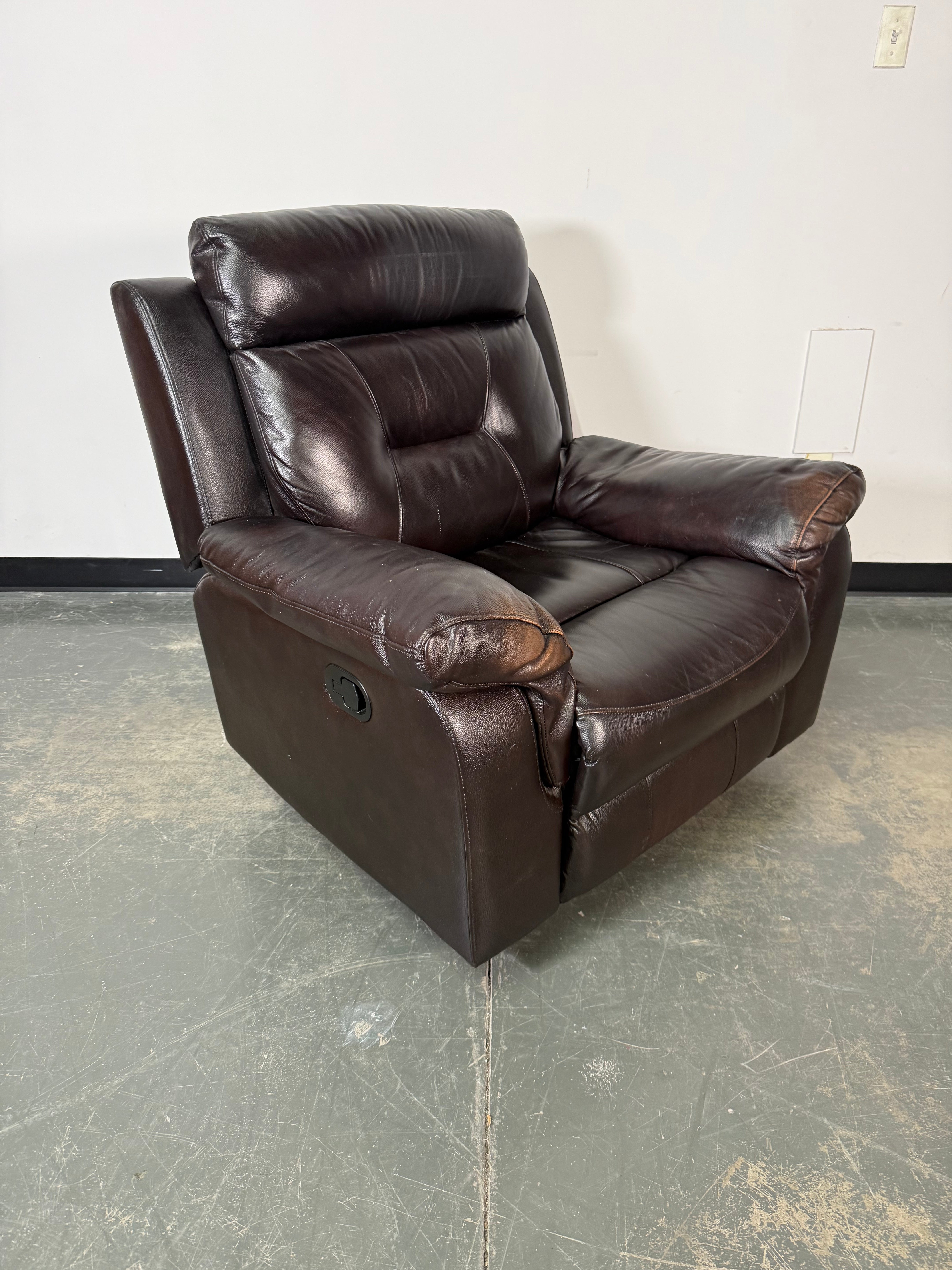 Rich Dark Brown Leather Recliner – Classic Comfort