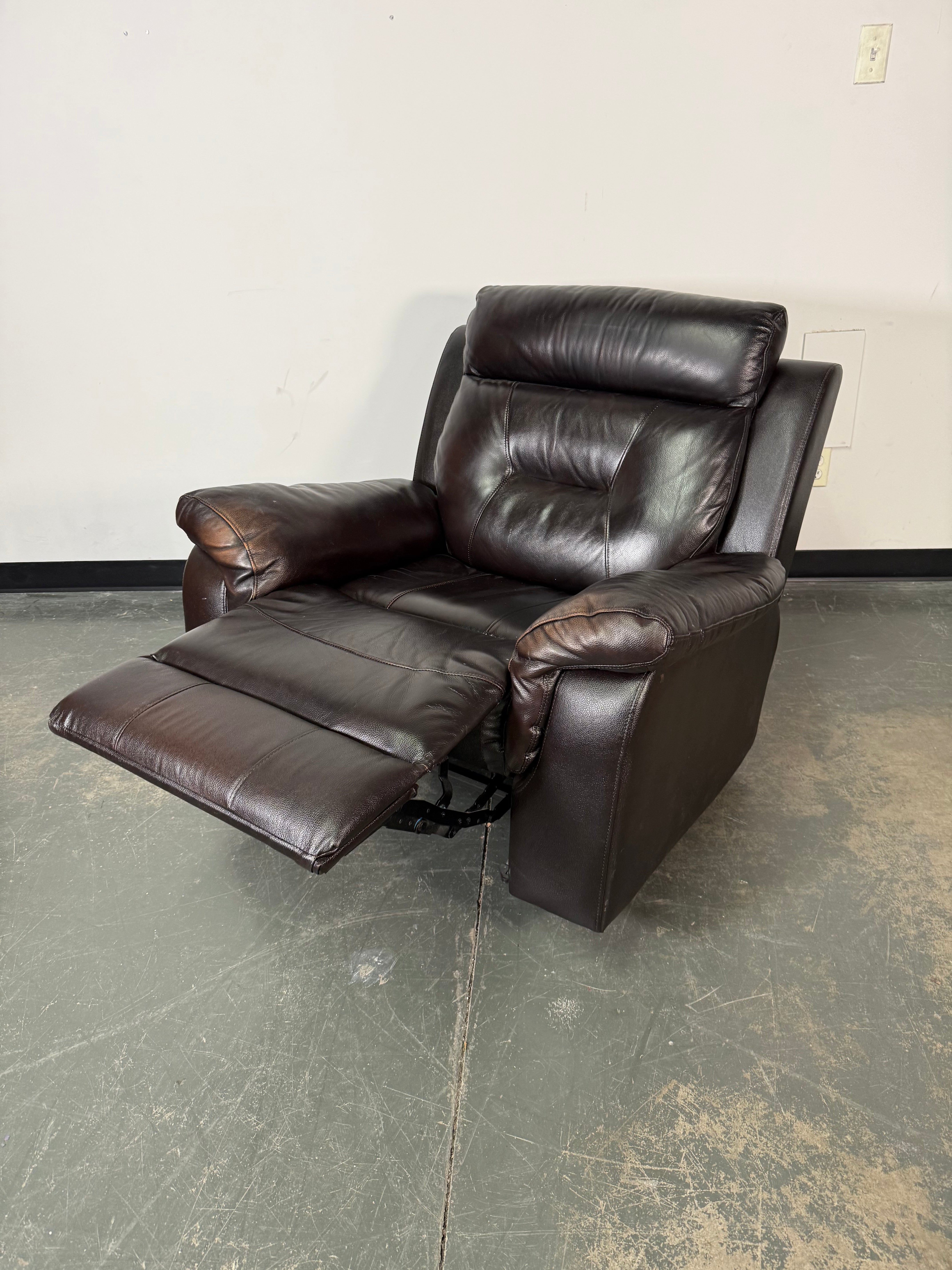 Rich Dark Brown Leather Recliner – Classic Comfort