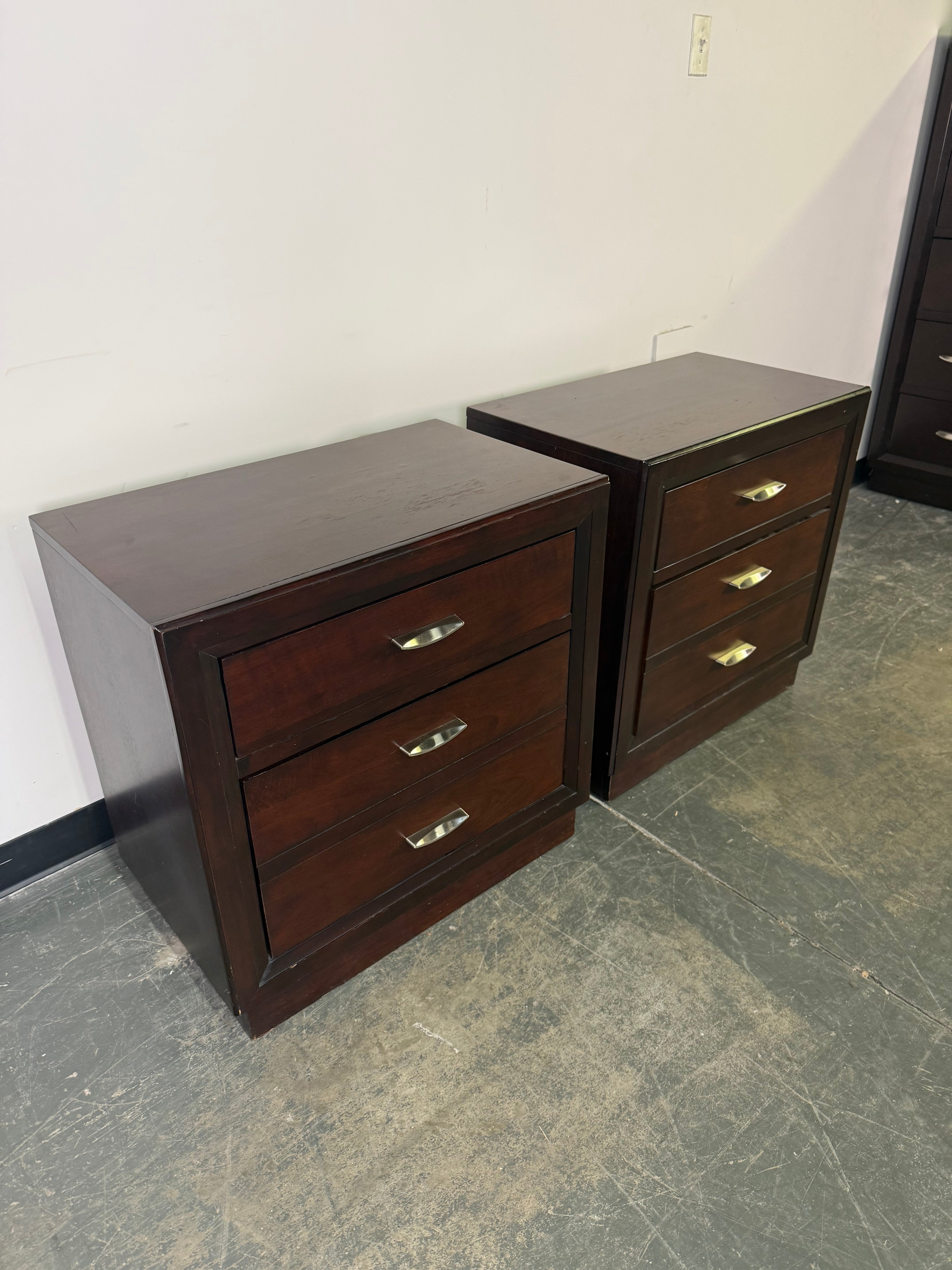 Beautiful 5-Piece Bedroom Set – Rich Cherry Finish