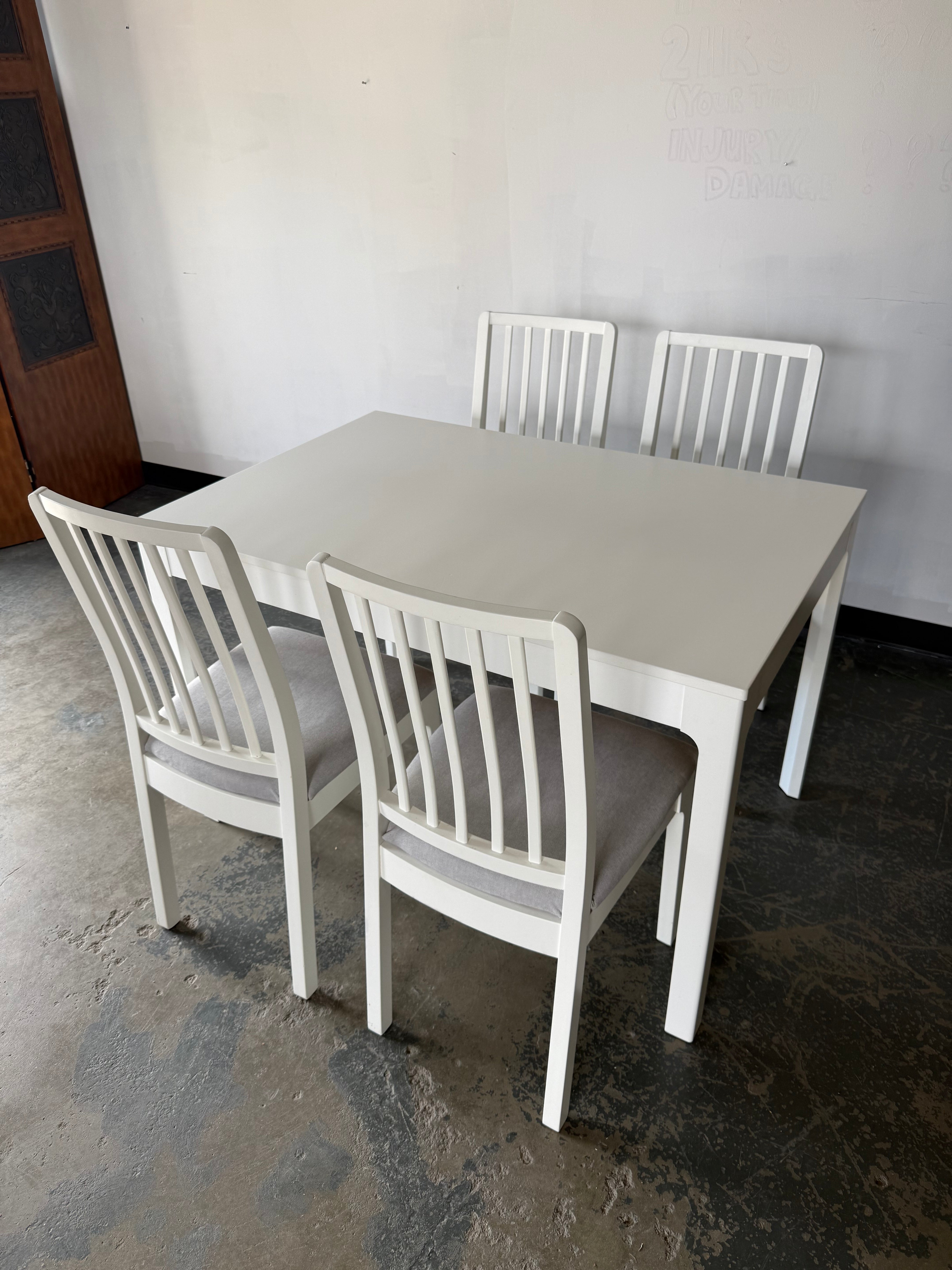Clean & Versatile 5-Piece White Dining Set with Built-In Extension 🤍