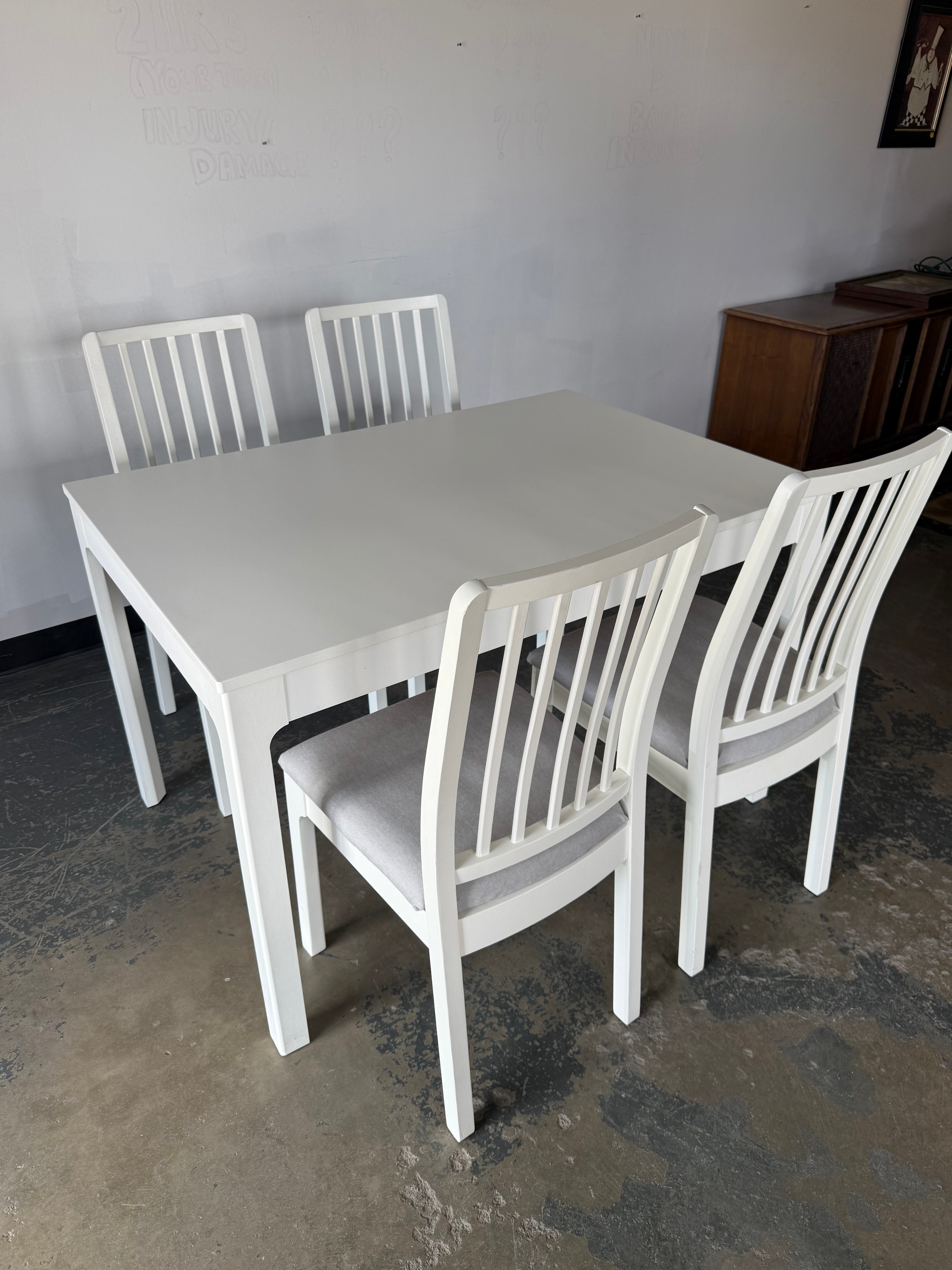 Clean & Versatile 5-Piece White Dining Set with Built-In Extension 🤍