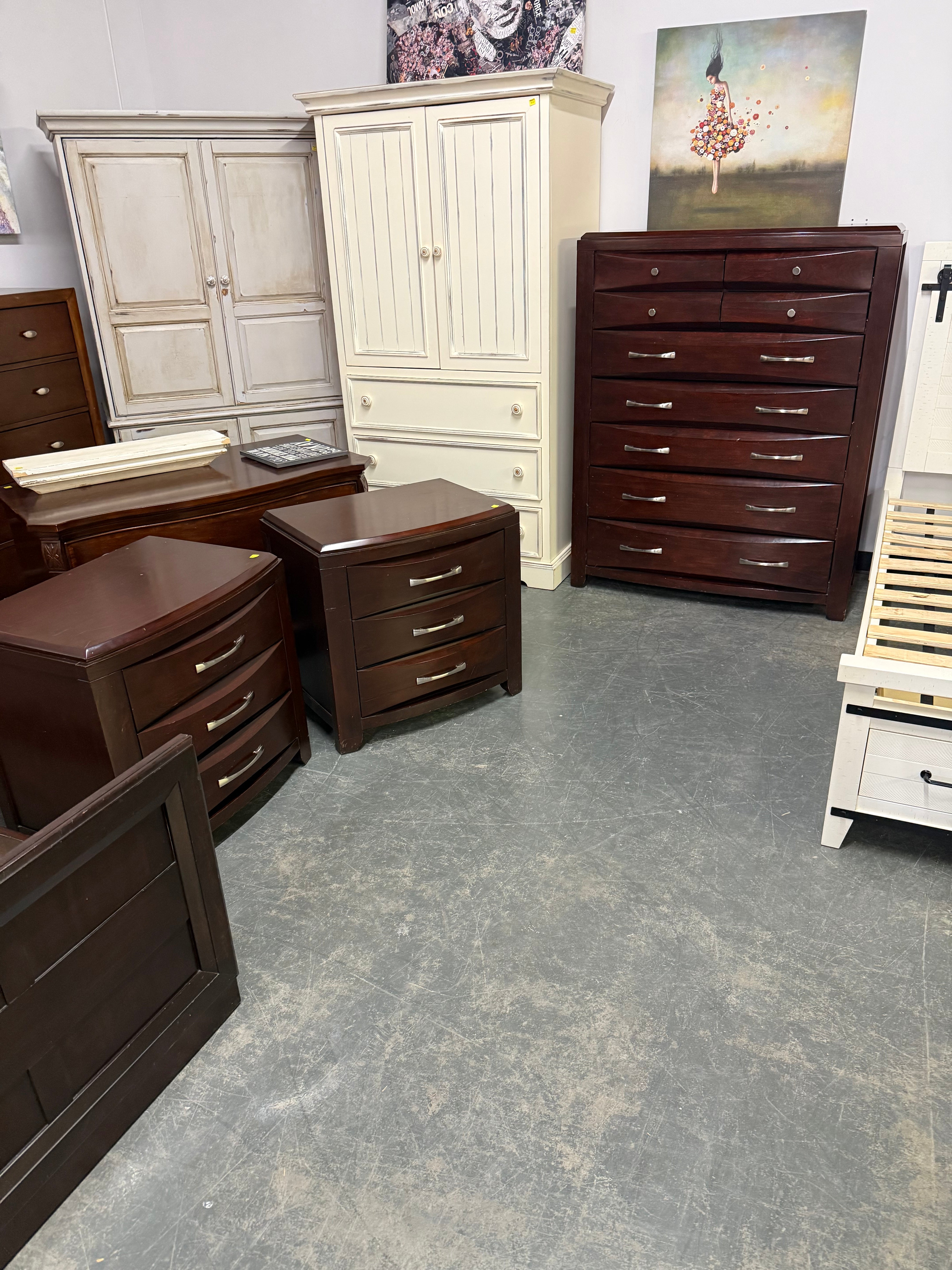 Beautiful 5-Piece Bedroom Set – Rich Cherry Finish