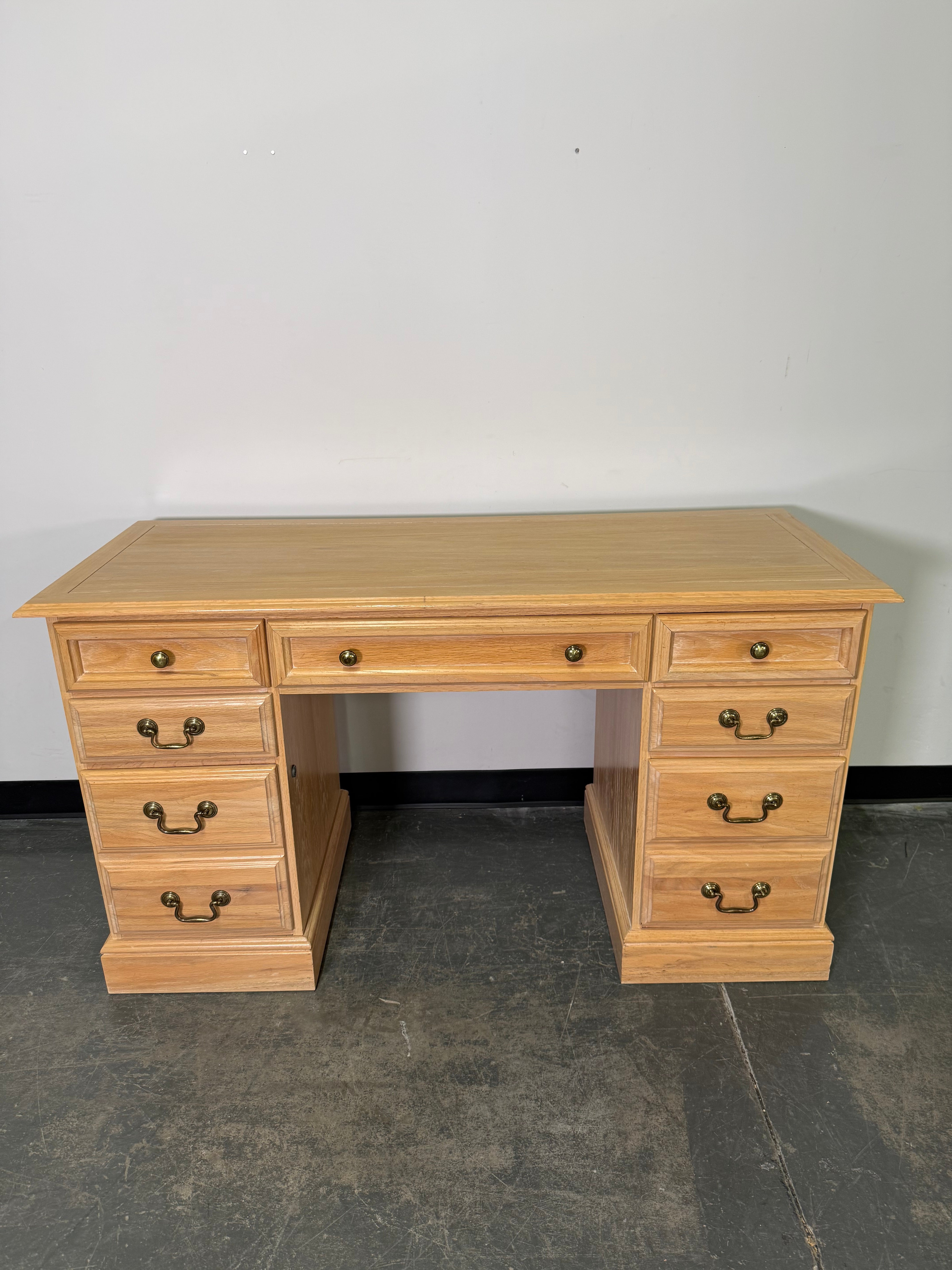 Classic Solid Wood Executive Desk – Timeless & Functional 🪵