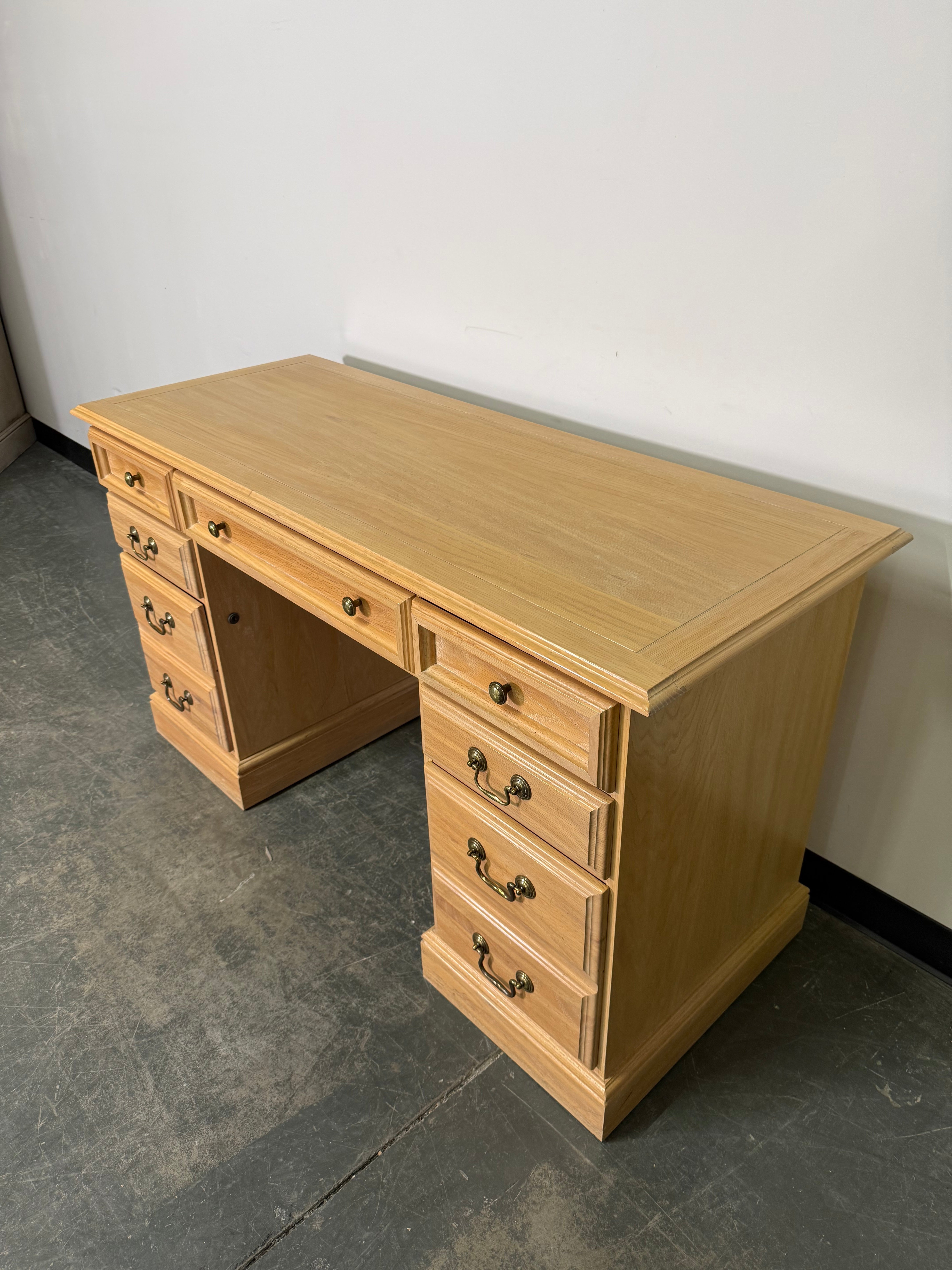 Classic Solid Wood Executive Desk – Timeless & Functional 🪵