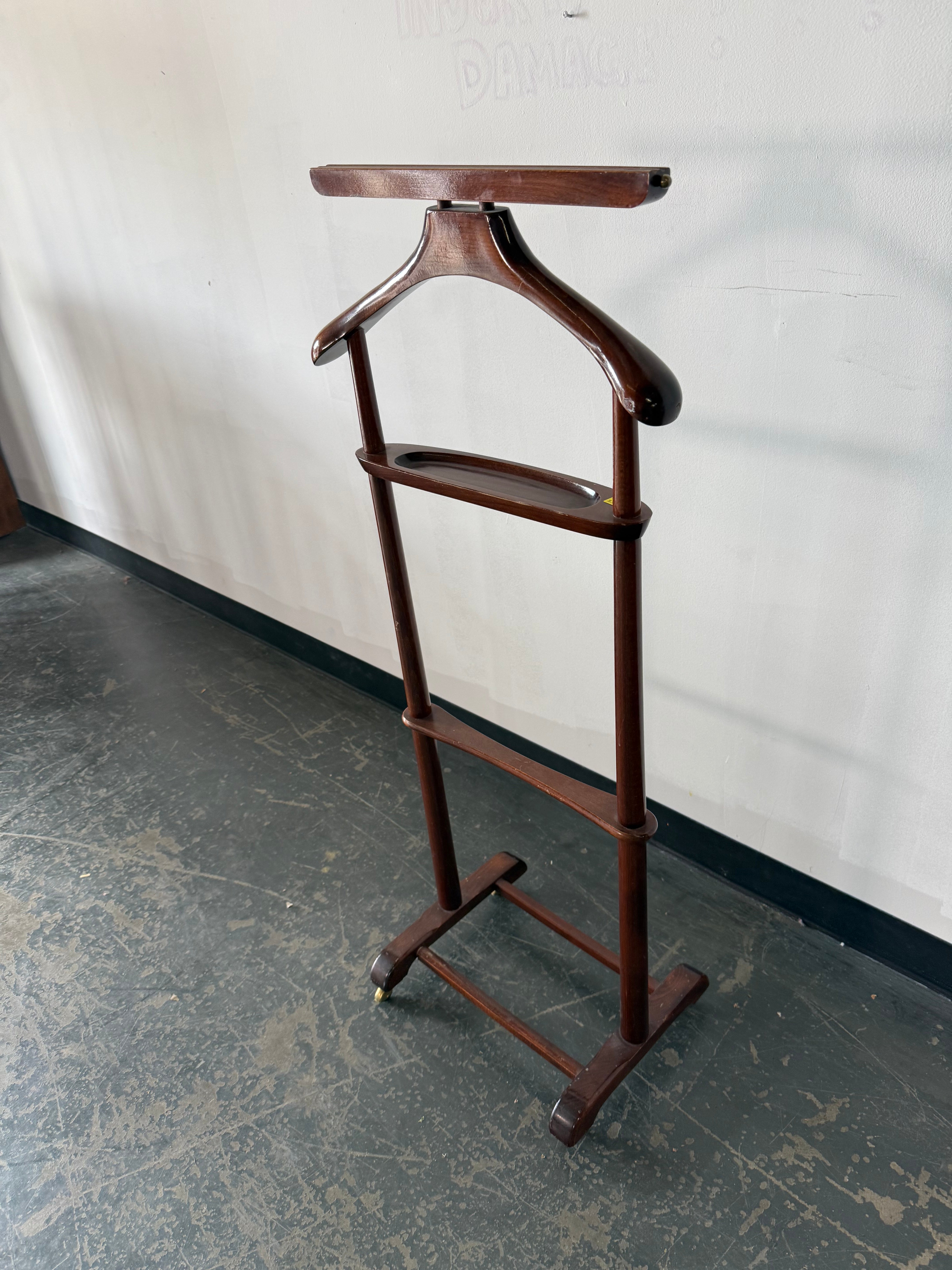 Vintage Gentleman’s Valet Stand – Timeless Style & Function