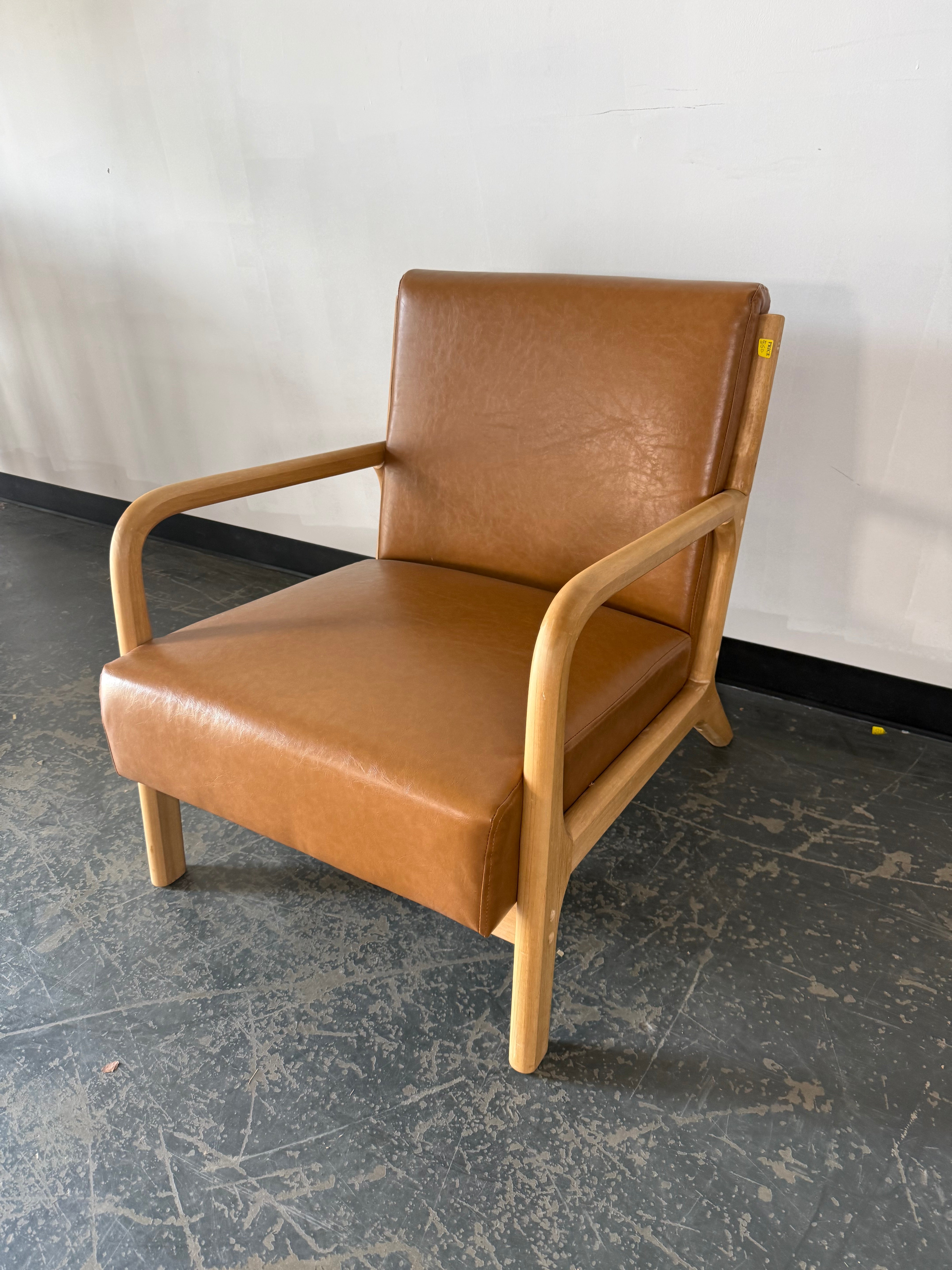 Mid-Century Modern Accent Chair – Warm Leather Look & Solid Wood Frame