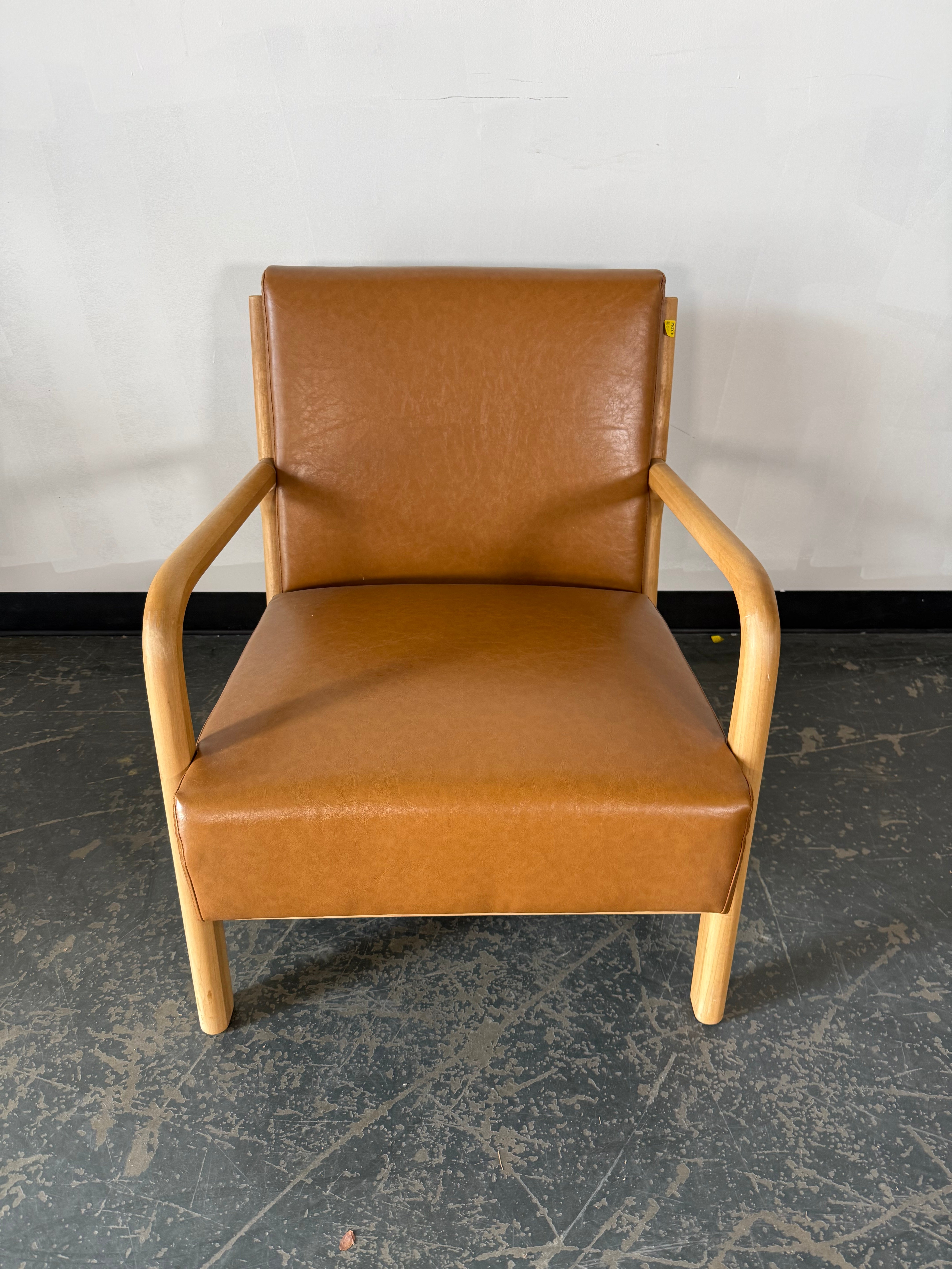 Mid-Century Modern Accent Chair – Warm Leather Look & Solid Wood Frame