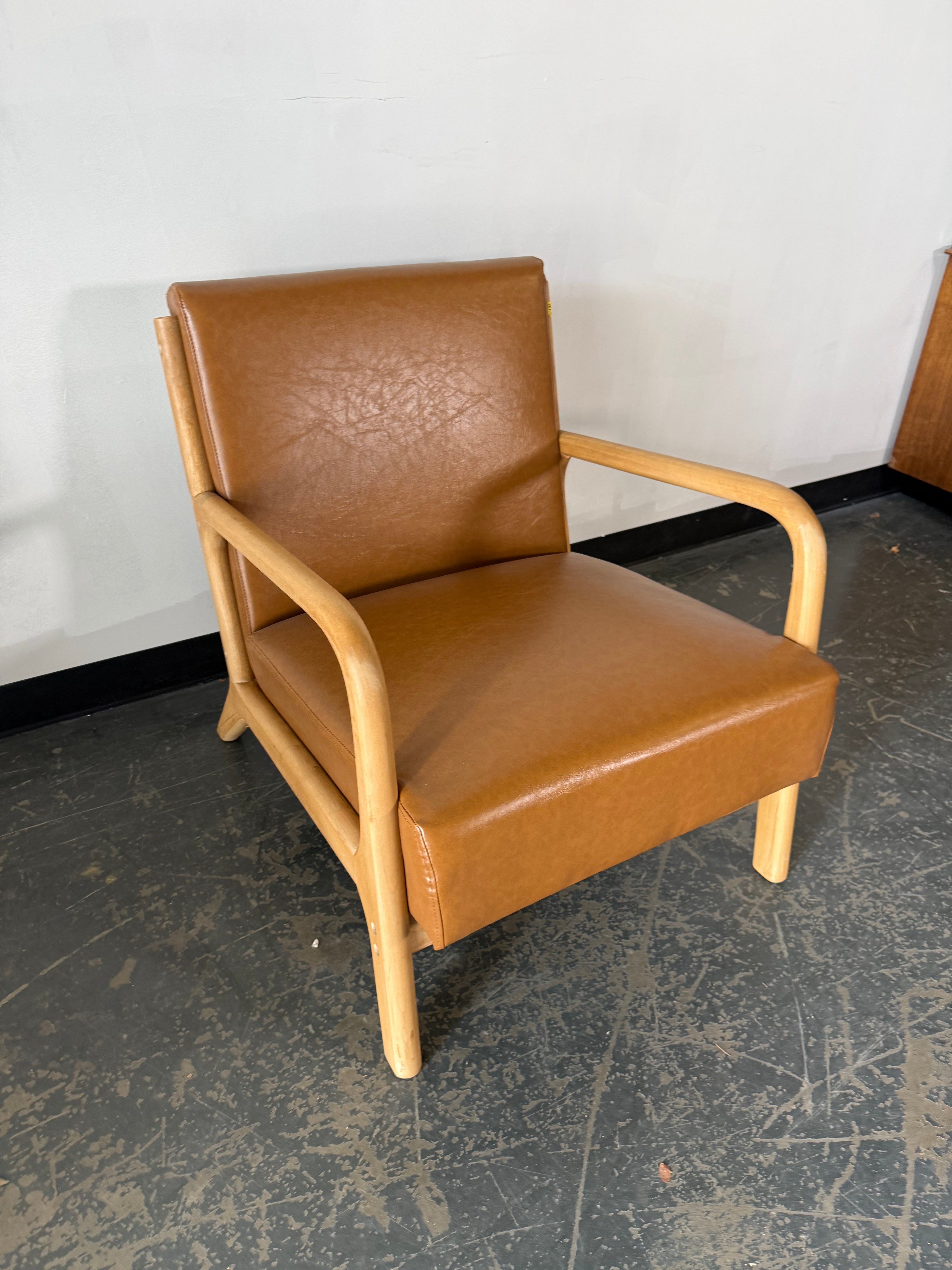 Mid-Century Modern Accent Chair – Warm Leather Look & Solid Wood Frame