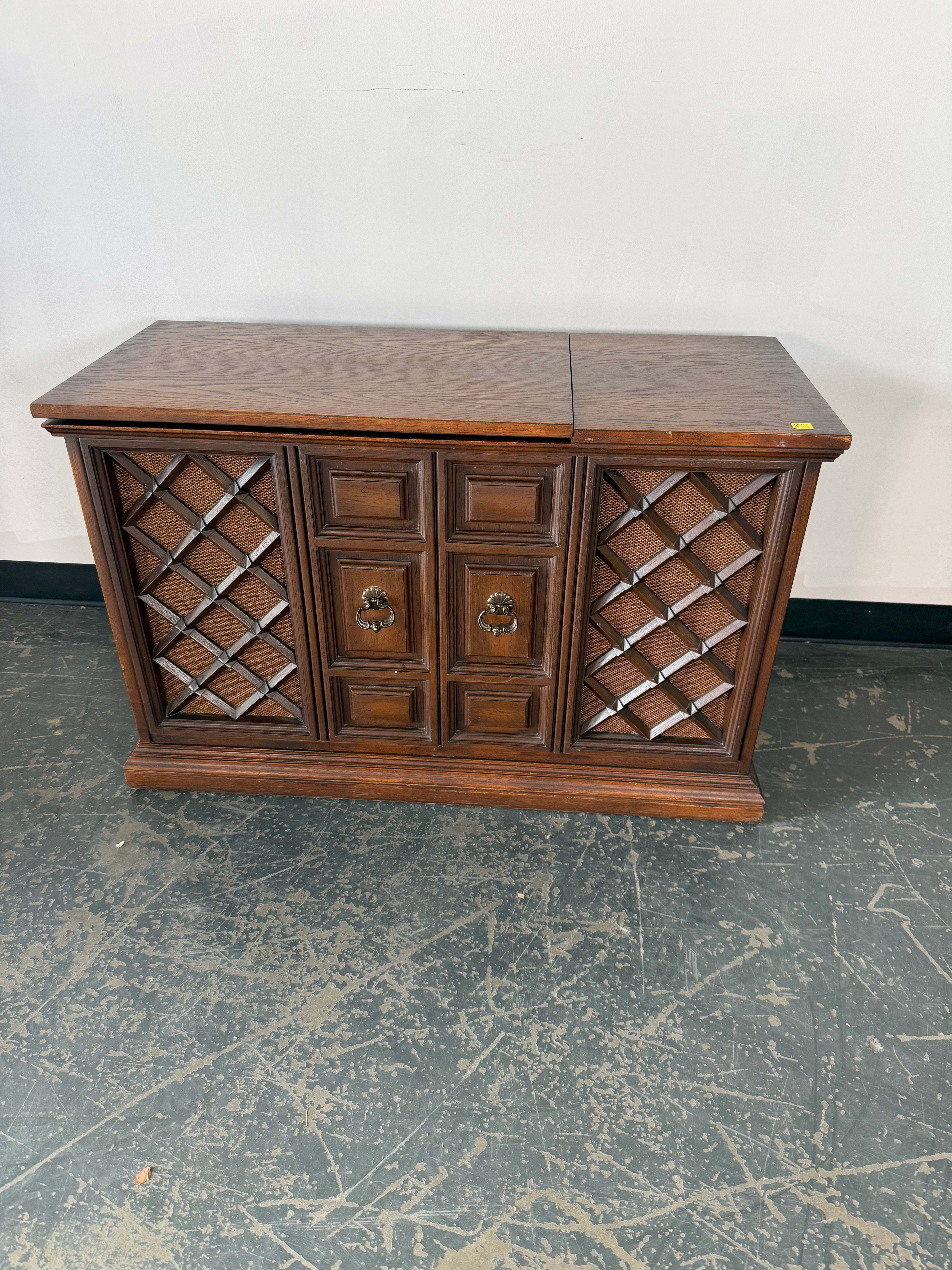 Vintage Record Player Console Cabinet – Mid-Century Style & Hidden Stereo