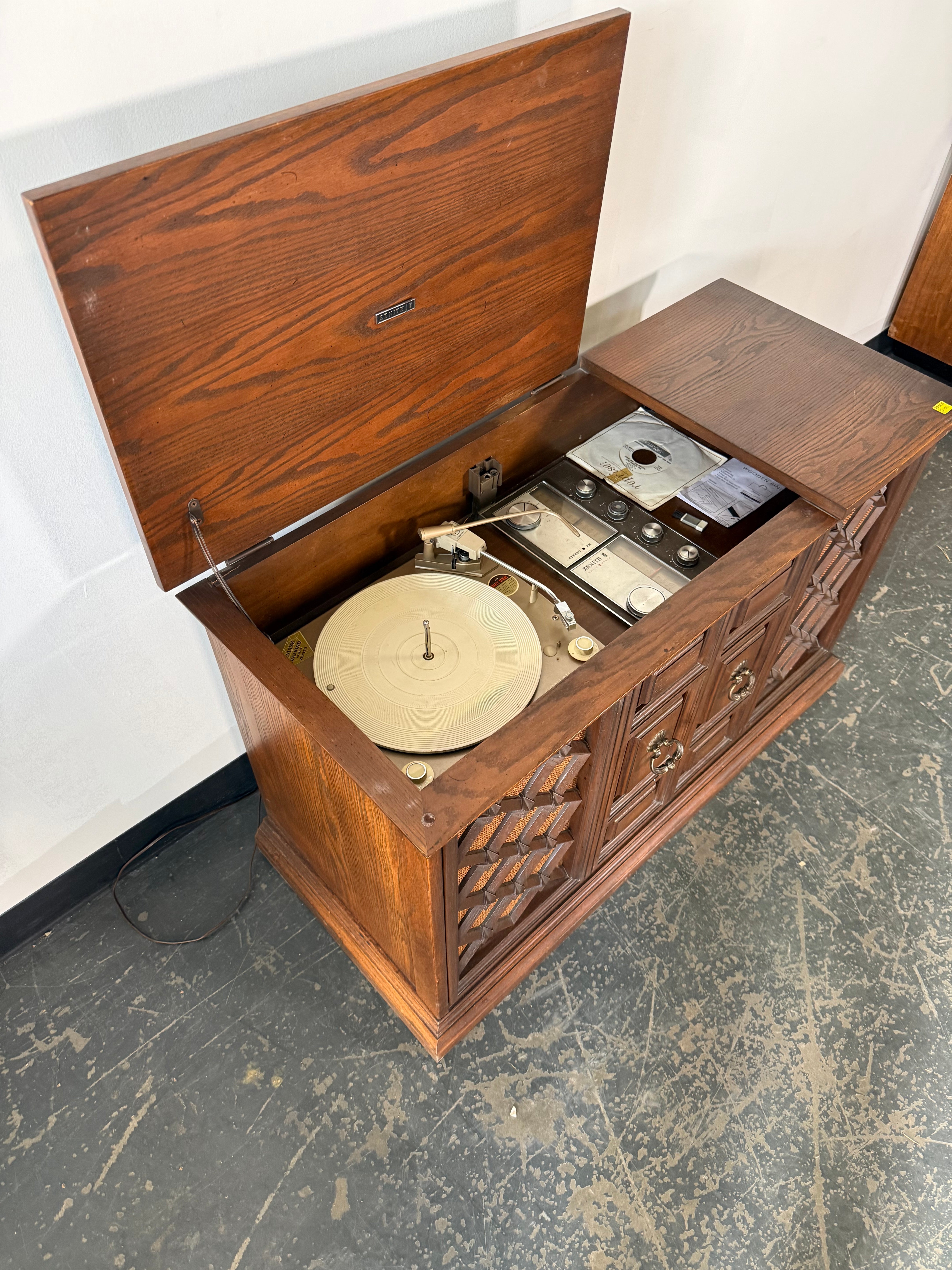 Vintage Record Player Console Cabinet – Mid-Century Style & Hidden Stereo