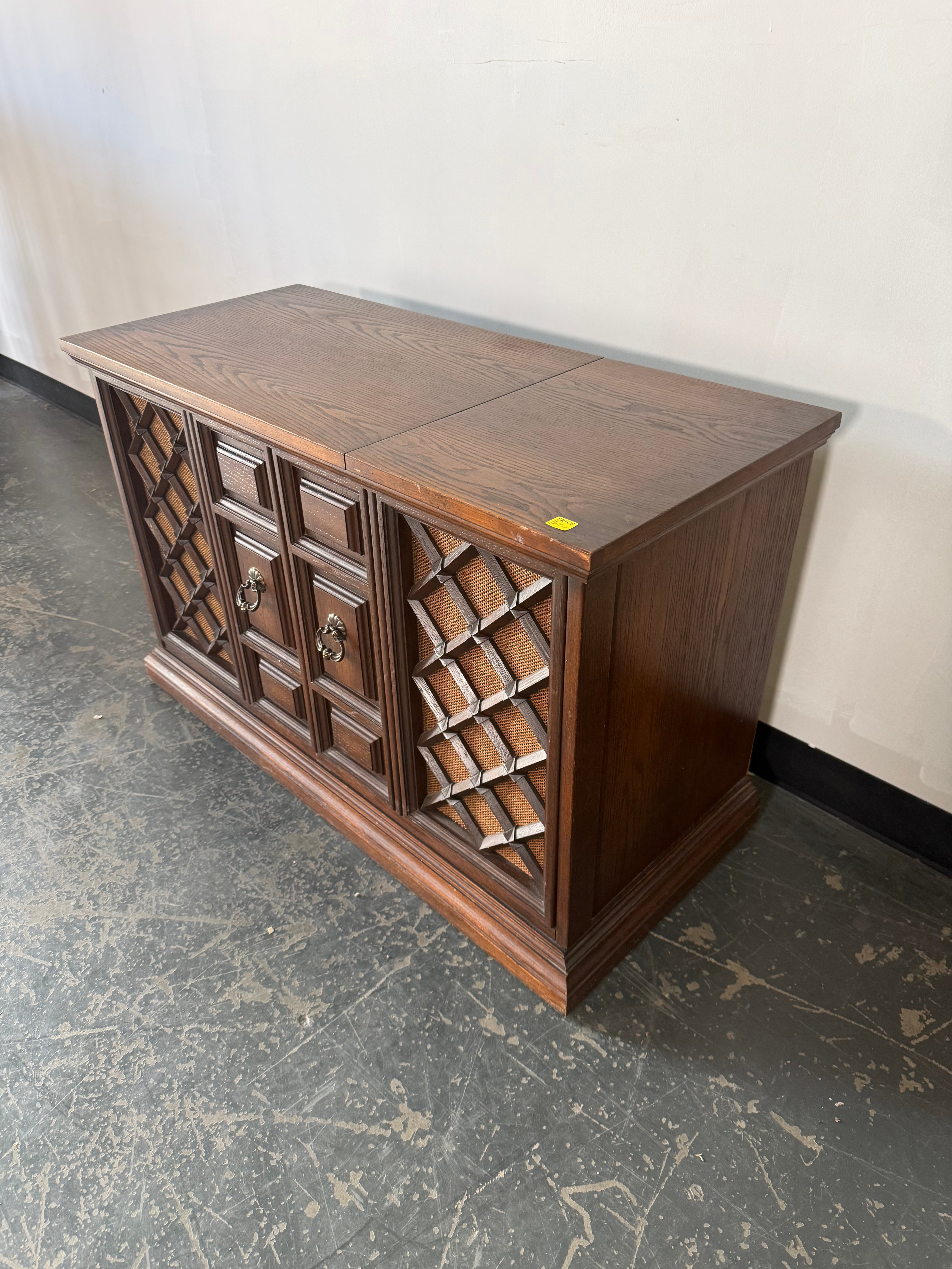 Vintage Record Player Console Cabinet – Mid-Century Style & Hidden Stereo