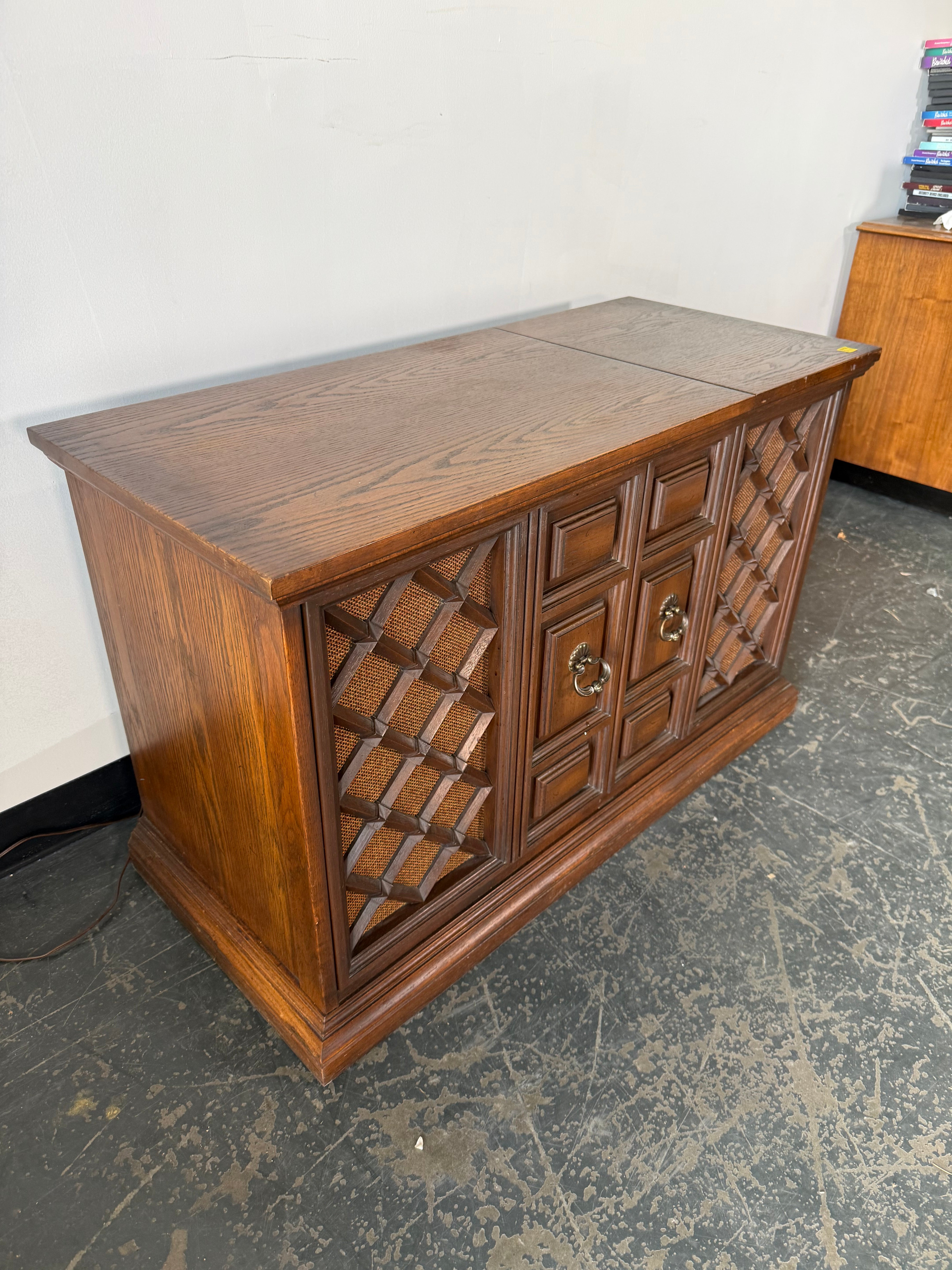 Vintage Record Player Console Cabinet – Mid-Century Style & Hidden Stereo