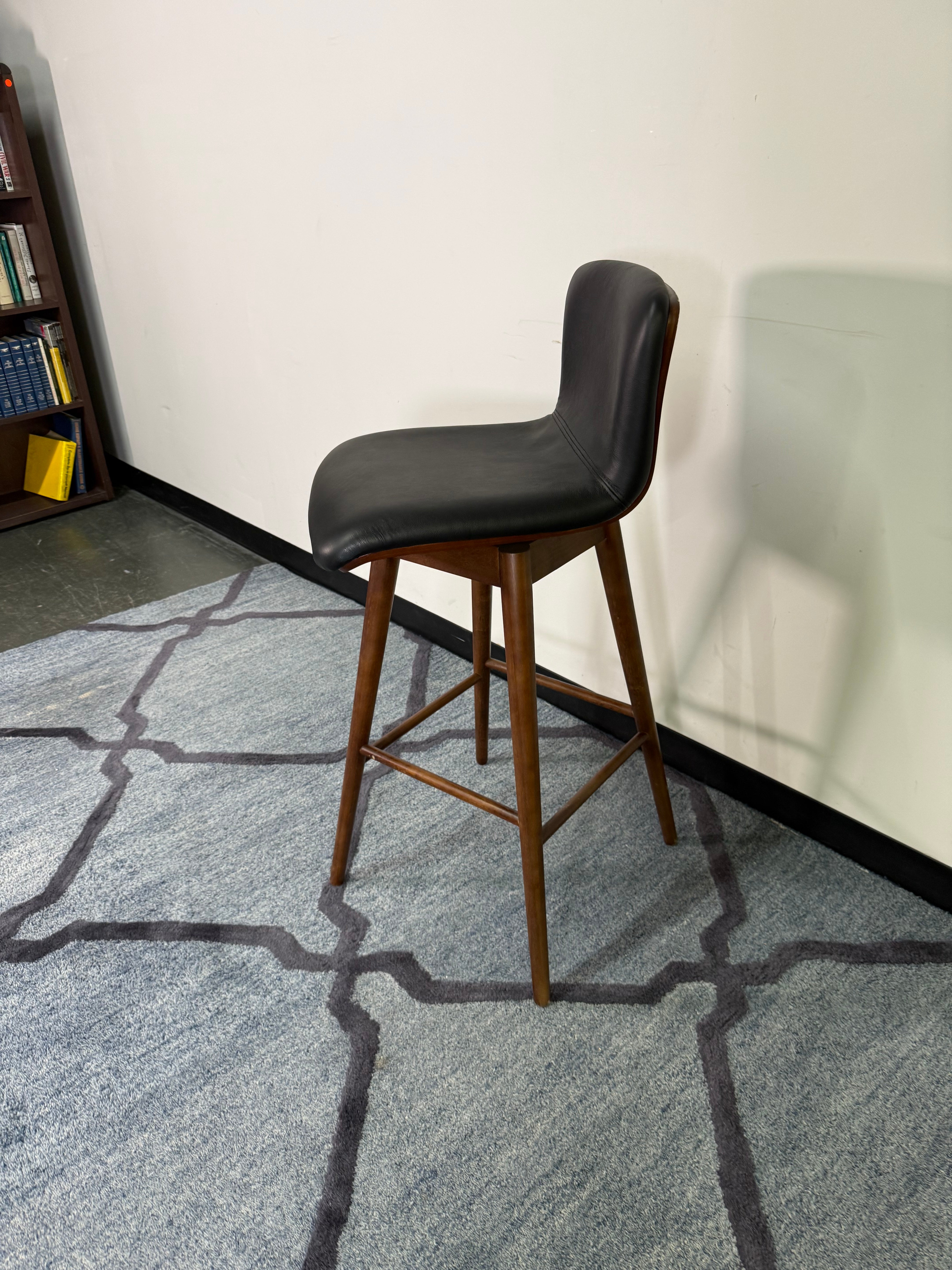 Article “Sede” Leather Swivel Counter Stool