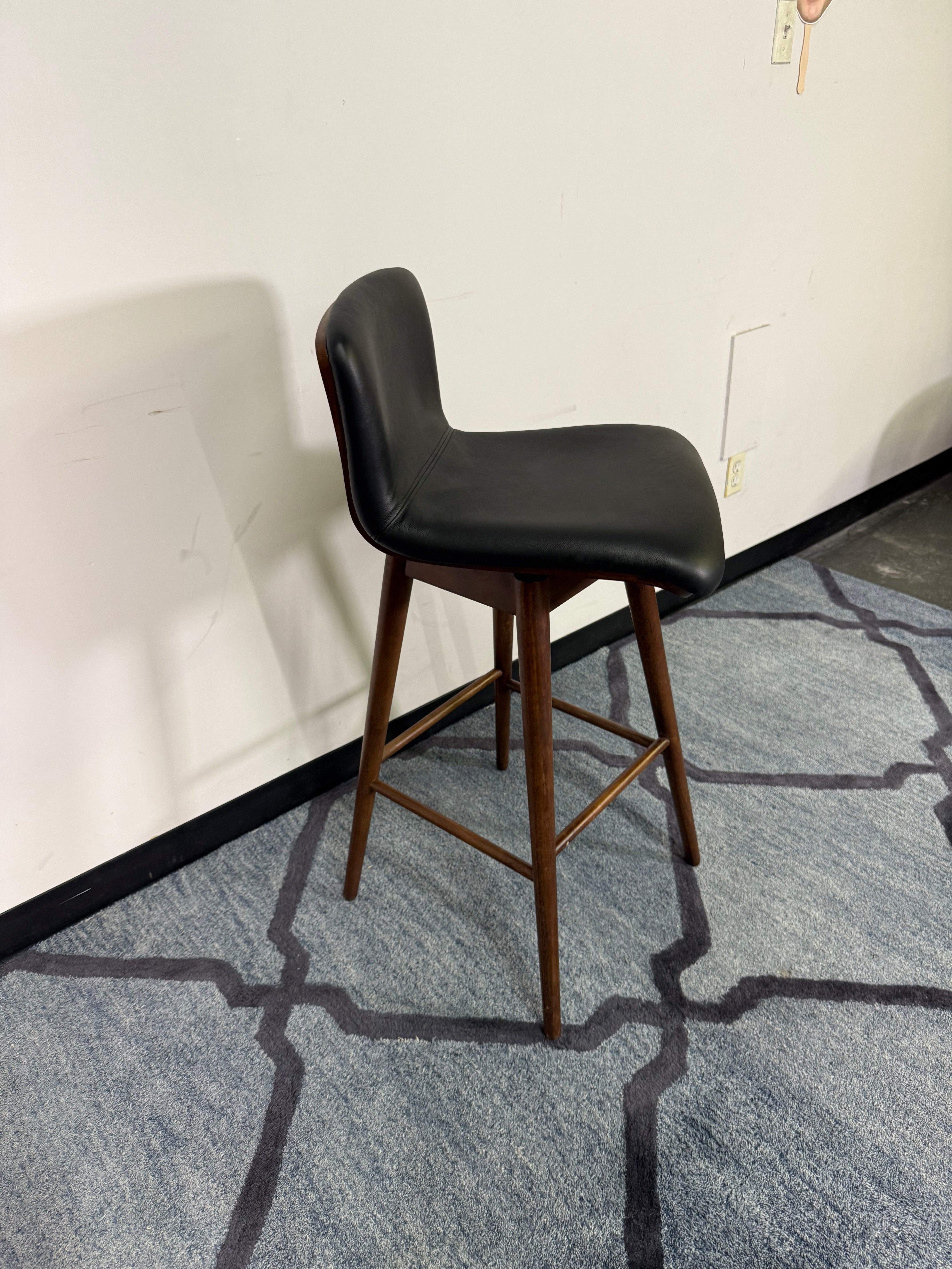 Article “Sede” Leather Swivel Counter Stool