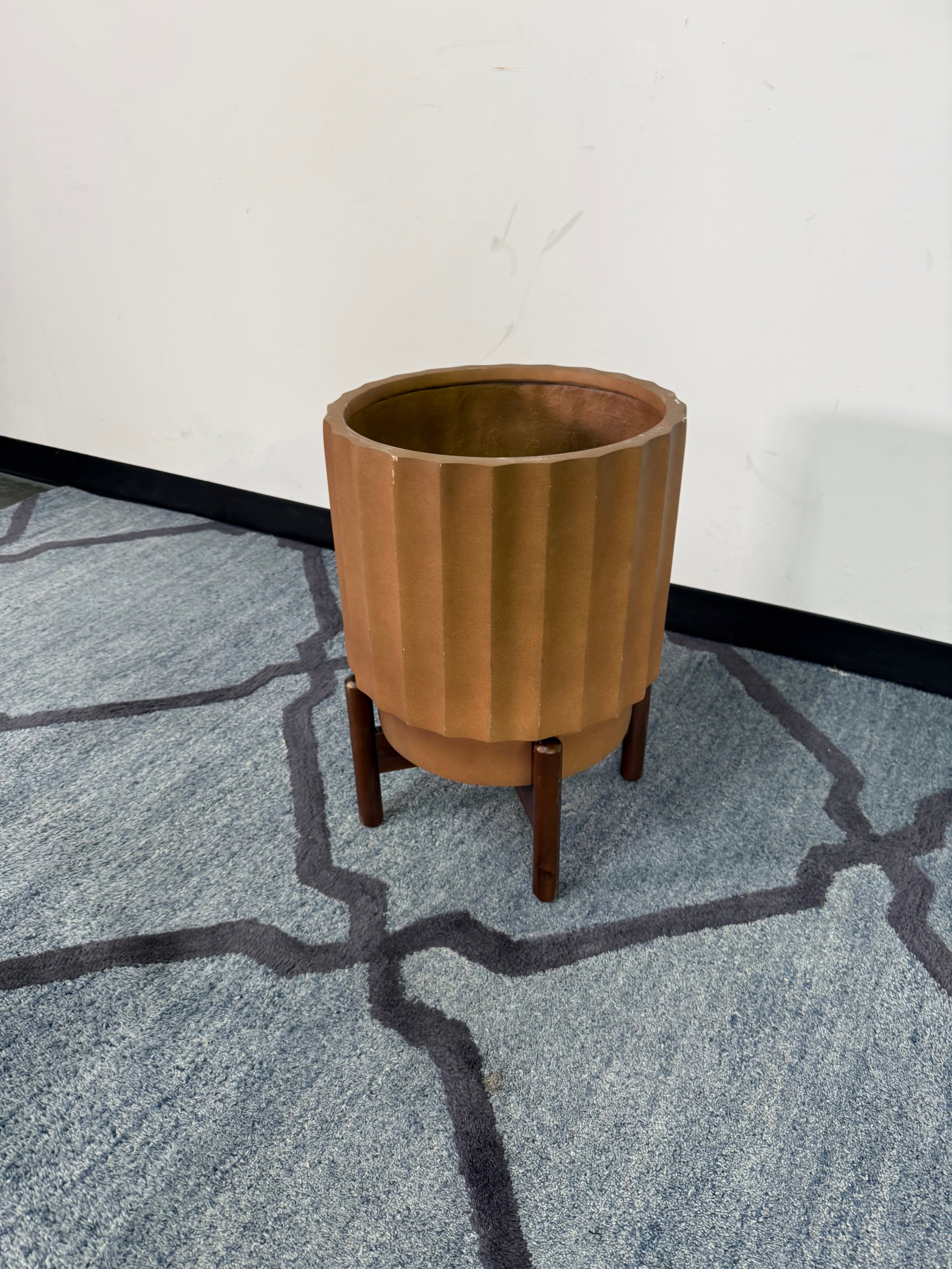 Article “Tera” Terracotta Planter with Stand
