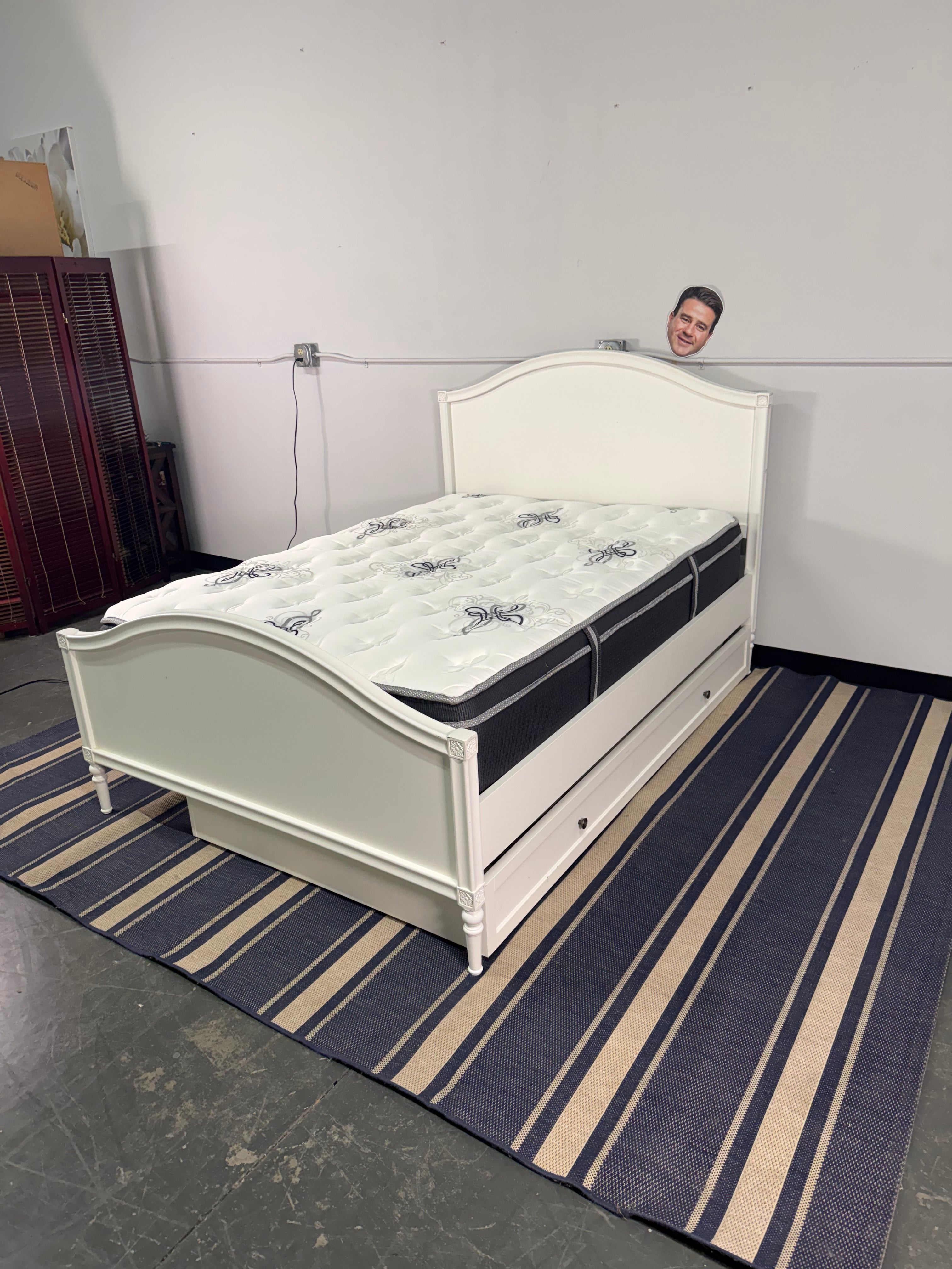 White Cottage-Style Bedroom Set with Trundle Bed – 4 Pieces
