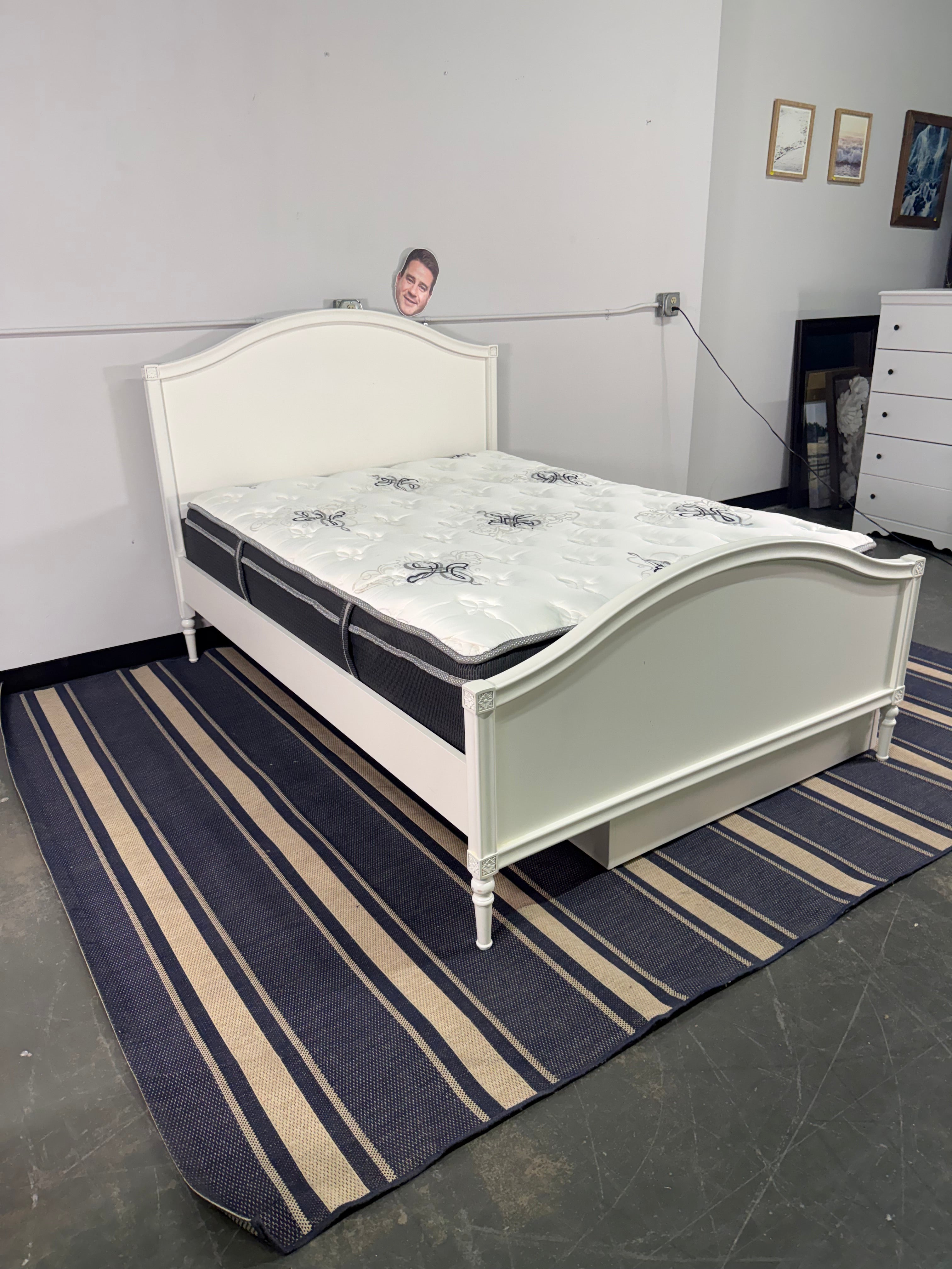 White Cottage-Style Bedroom Set with Trundle Bed – 4 Pieces