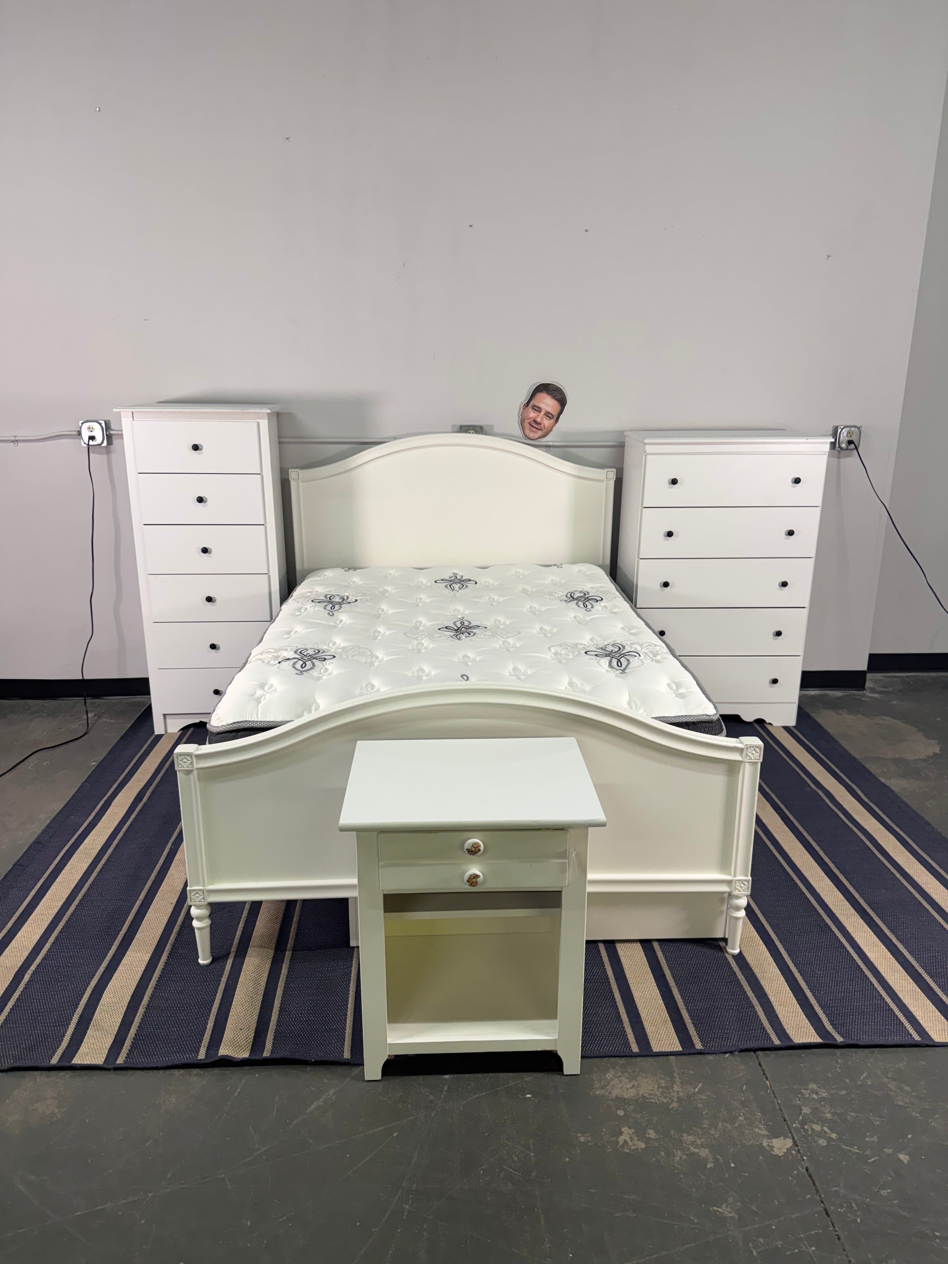 White Cottage-Style Bedroom Set with Trundle Bed – 4 Pieces
