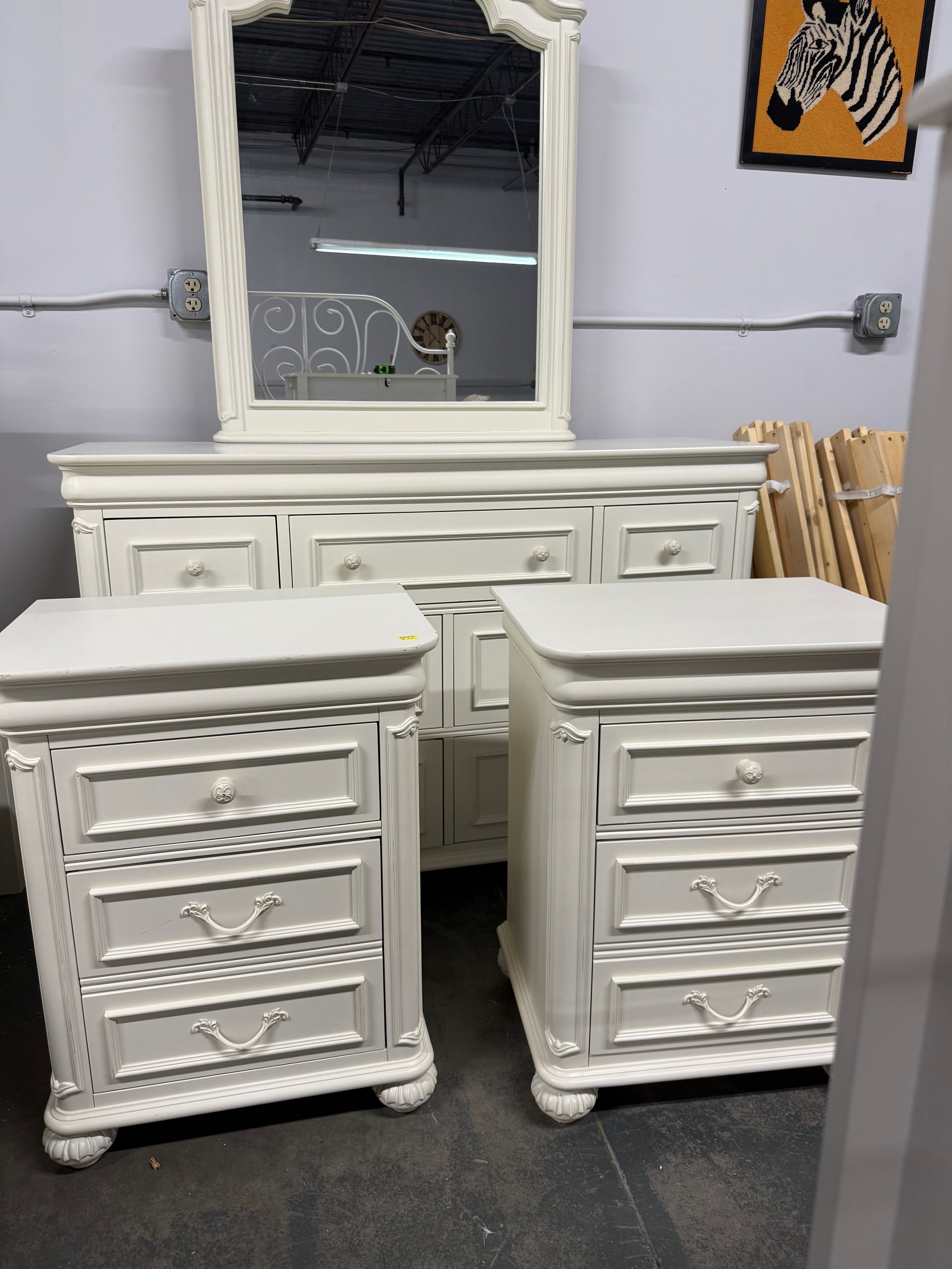 2 white night stands (set)