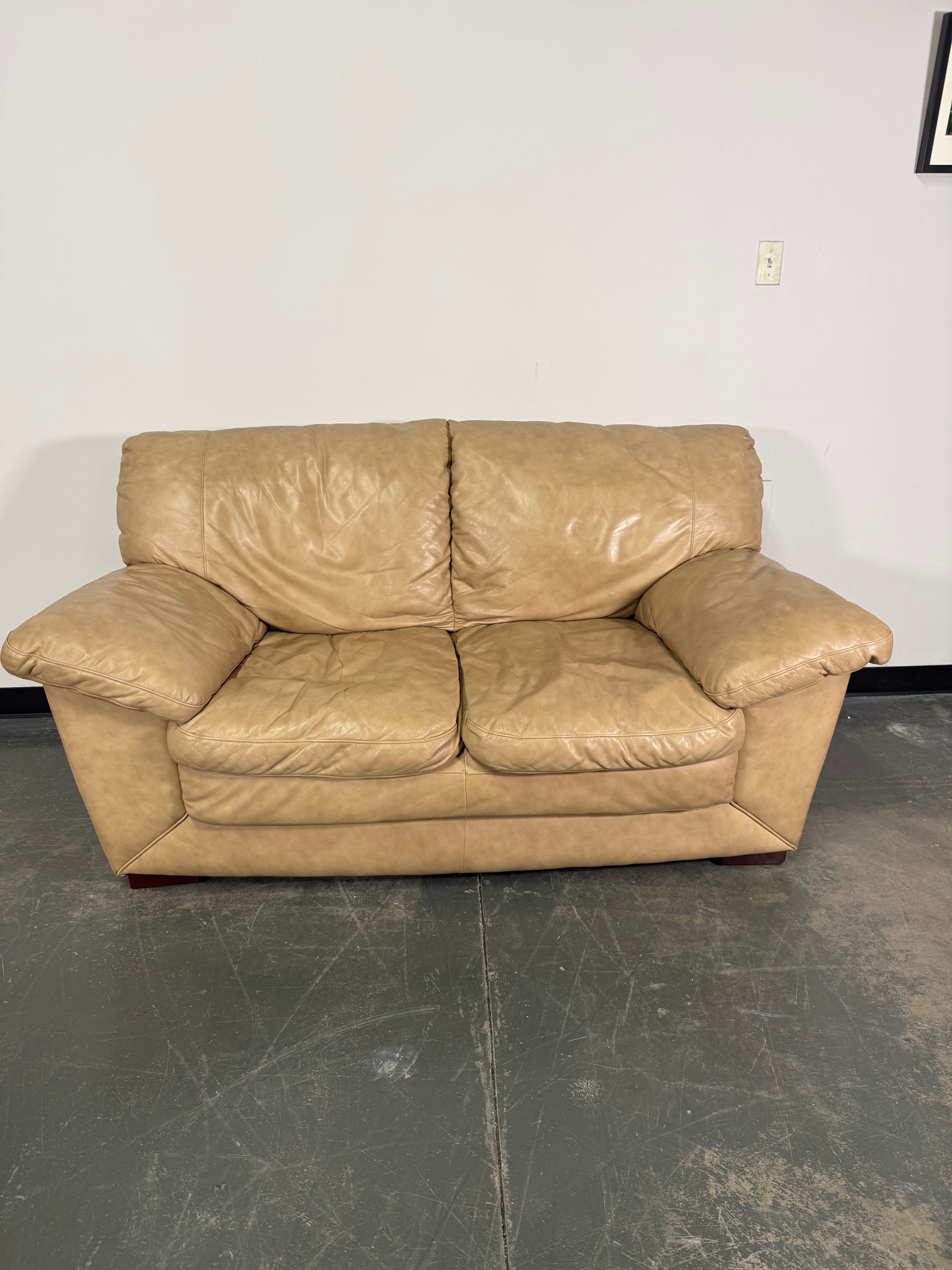 Classic Tan Leather Loveseat – Comfortable & Timeless