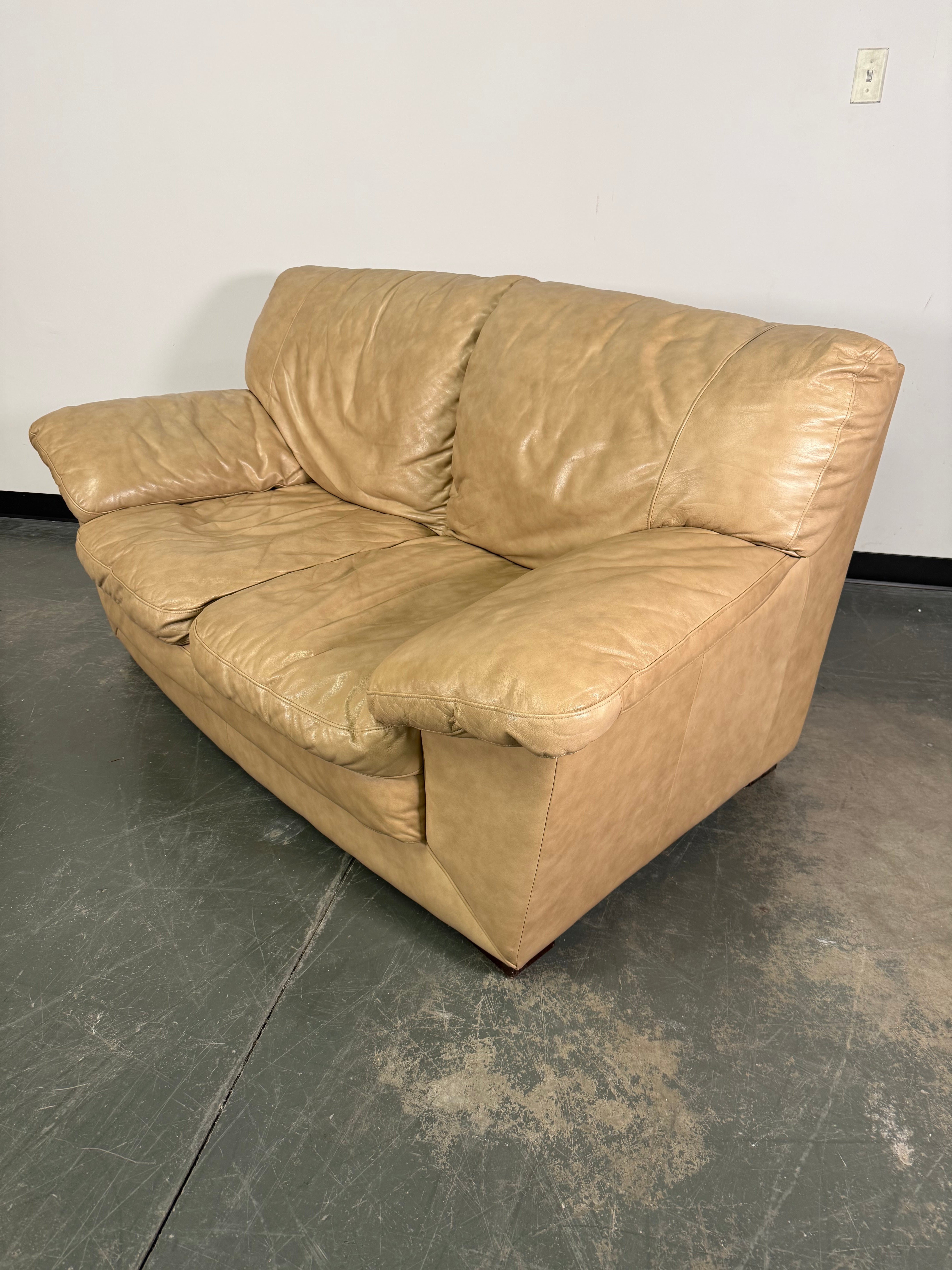 Classic Tan Leather Loveseat – Comfortable & Timeless
